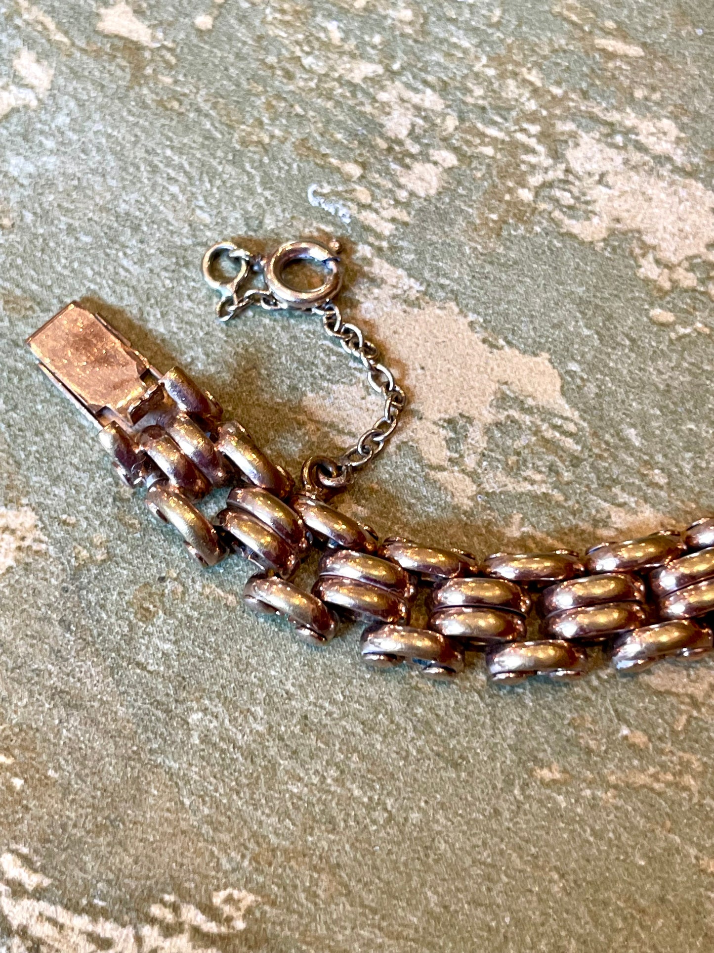 Ricercato bracciale Tank laminato in oro, Francia, anni ‘40