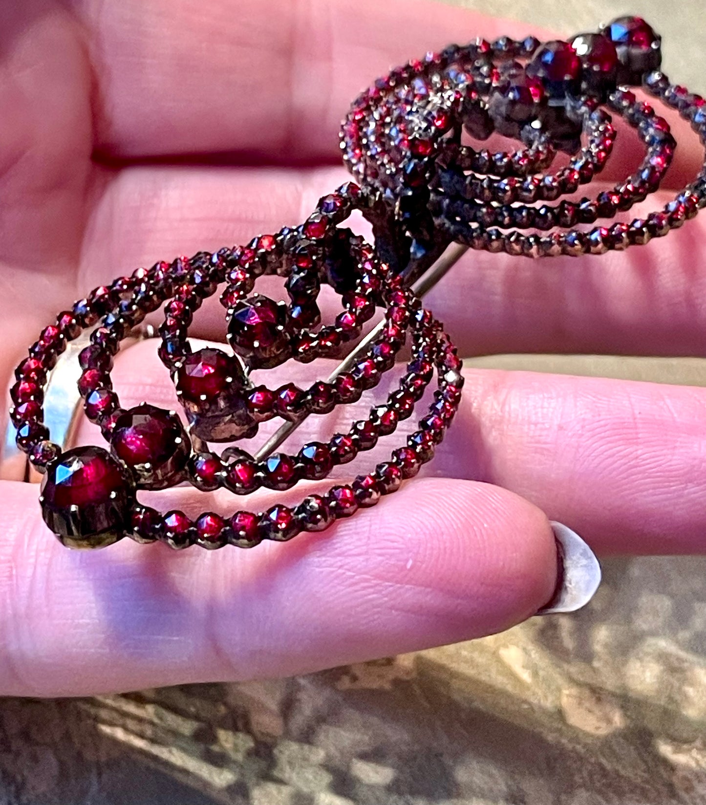 Spilla vittoriana doppio cerchio in granati boho