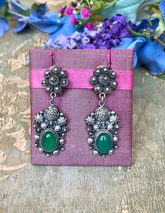 Eleganti orecchini in argento e agata verde, anni ‘50