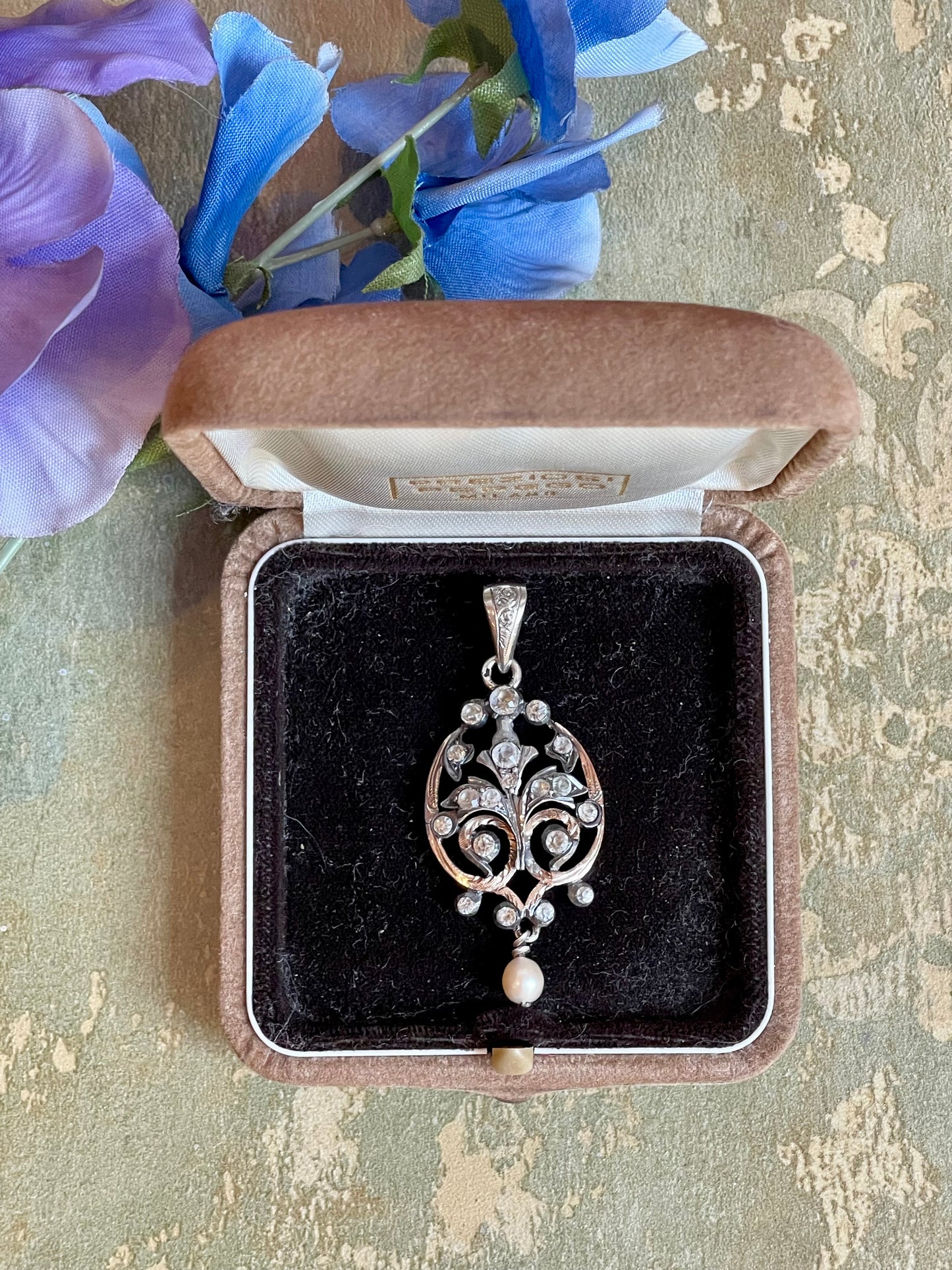 Incantevole pendente traforato in argento, paste e perla, epoca vittoriana