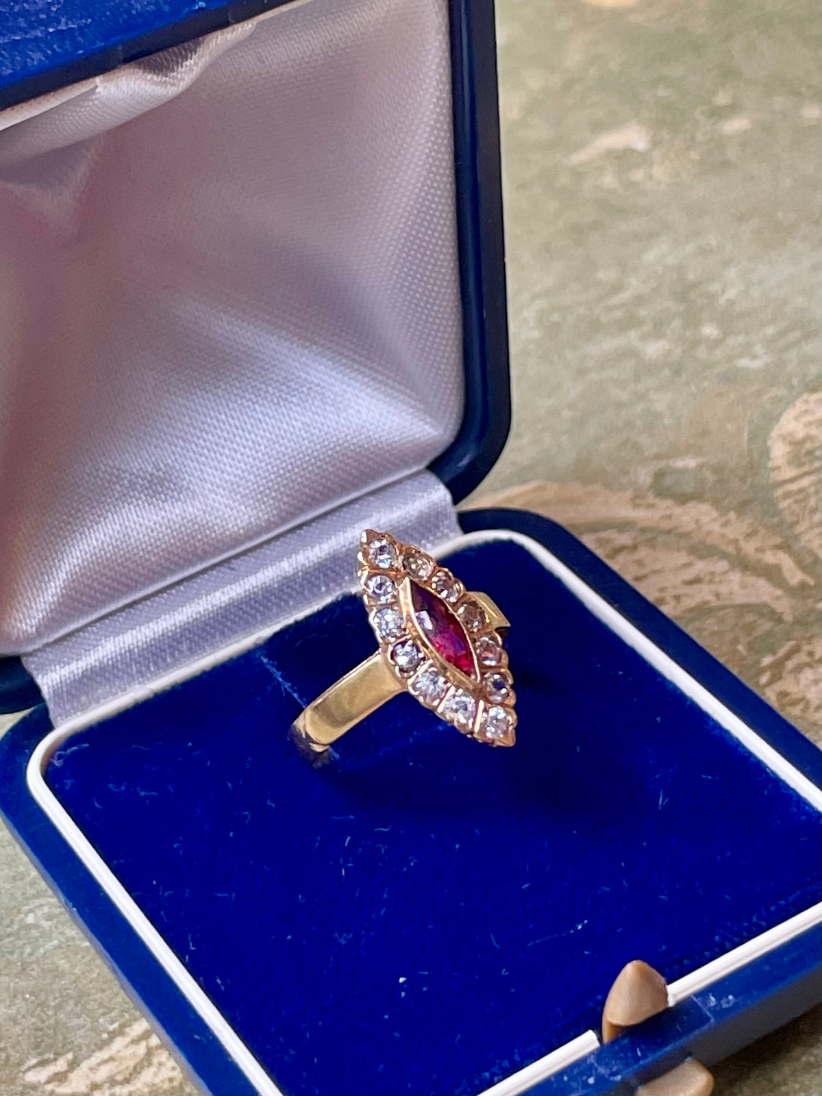 Elegante anello Marquise in oro giallo, diamanti e rubino, 1900/1910
