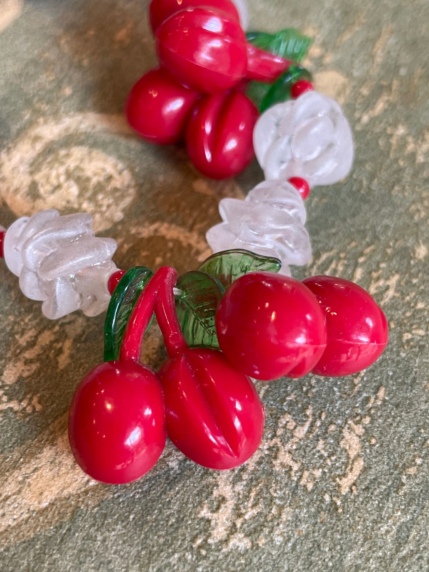 Deliziosa collana con ciliegie in pasta di vetro e resina, anni ‘50/60