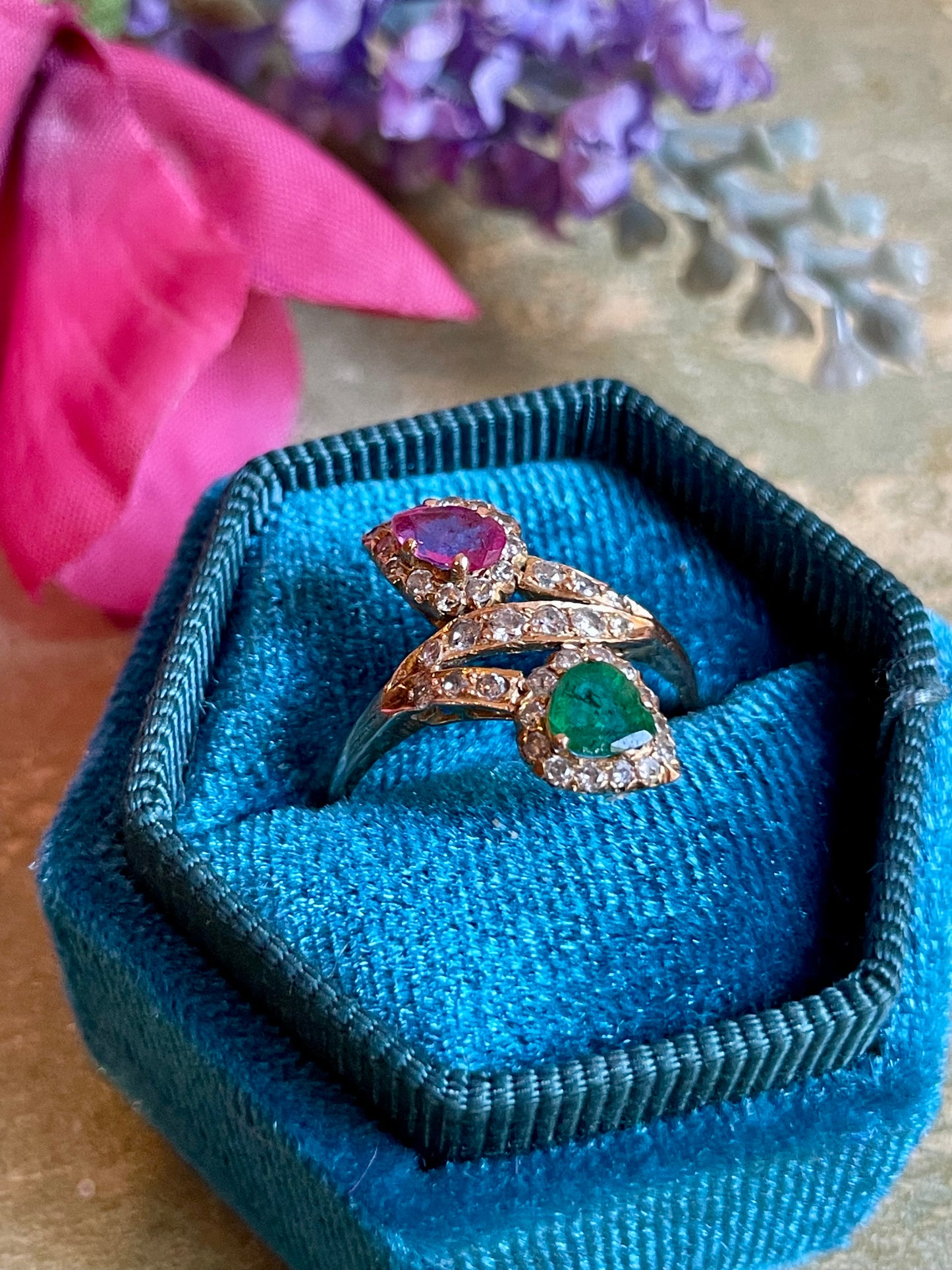 Anello contrarie’ con rubino e smeraldo, 1910/20