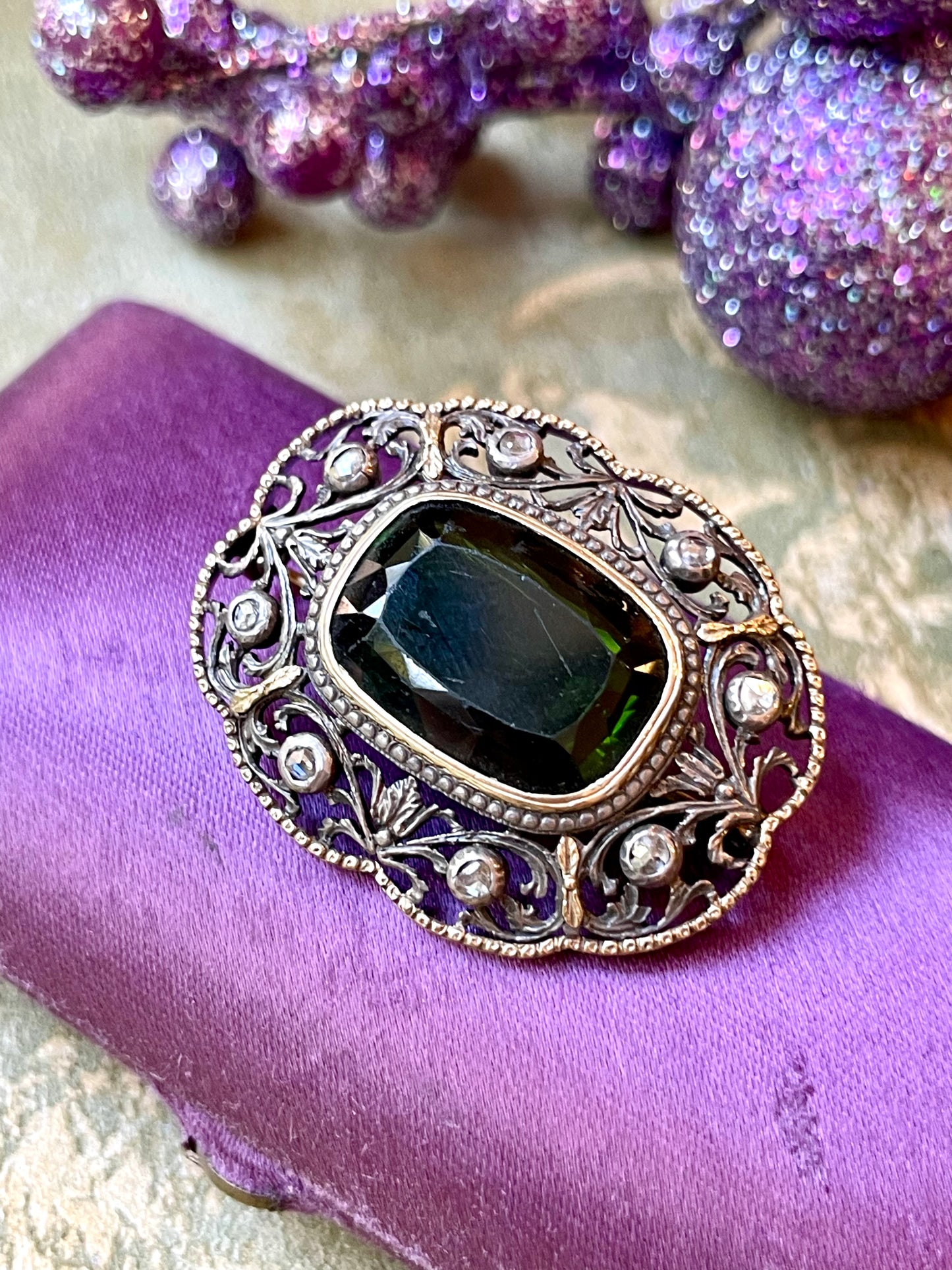 Romantica Spilla vittoriana con olivina e diamanti