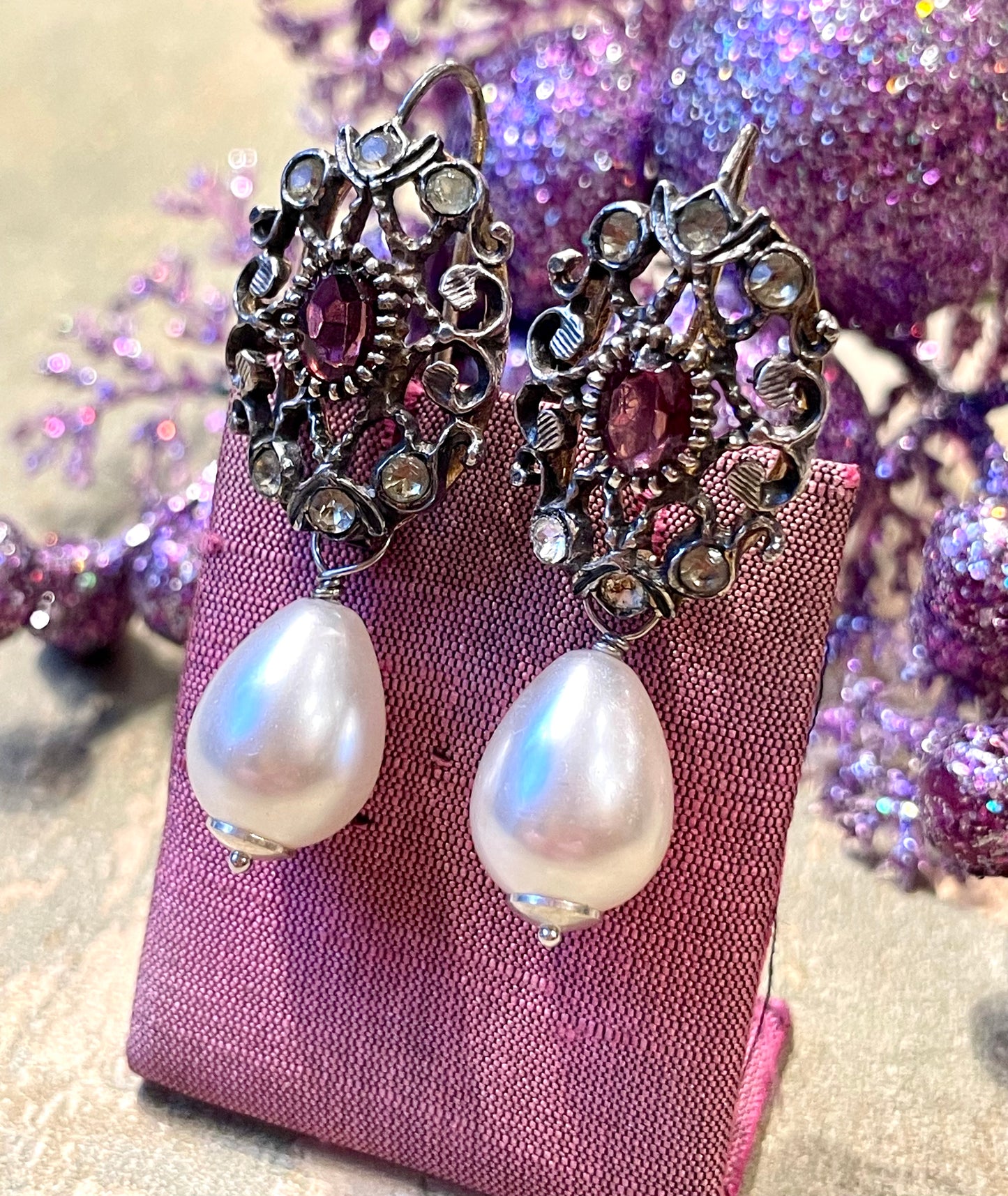 Romantici orecchini in argento con perla a goccia, anni ‘40:50