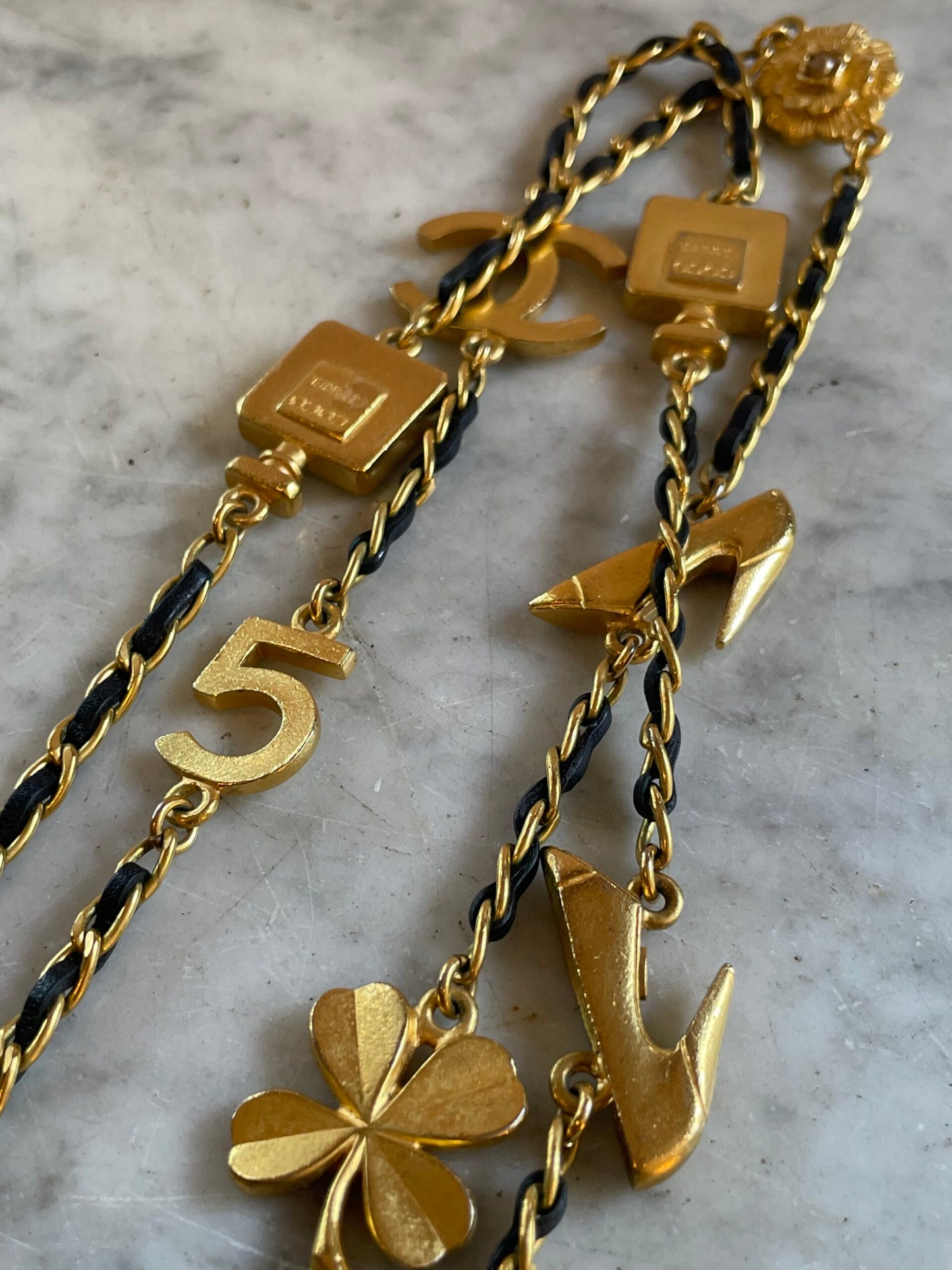 Long necklace with golden chain and leather, signed Chanel 1996