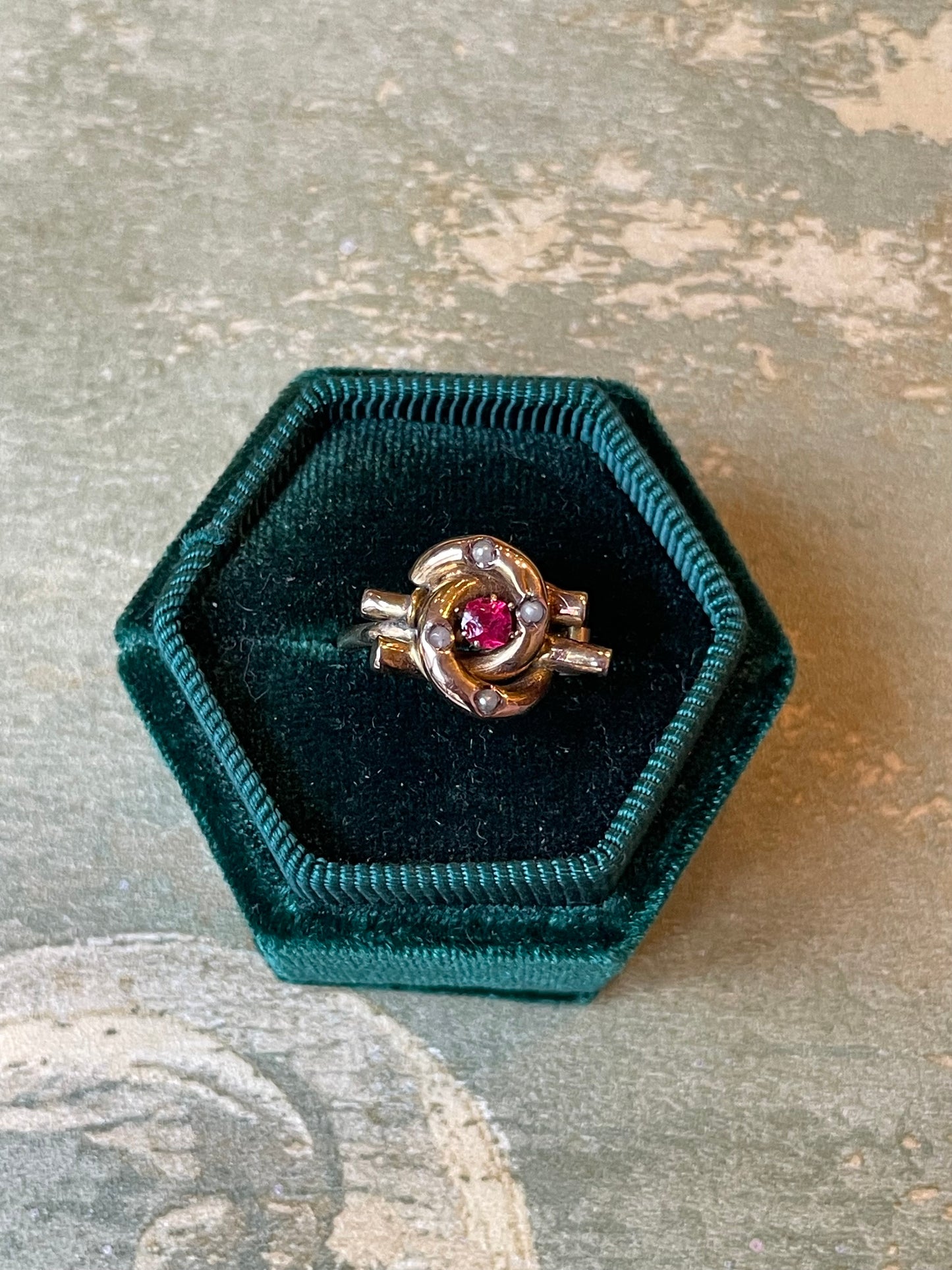 Stupendo Anello vittoriano con rubino