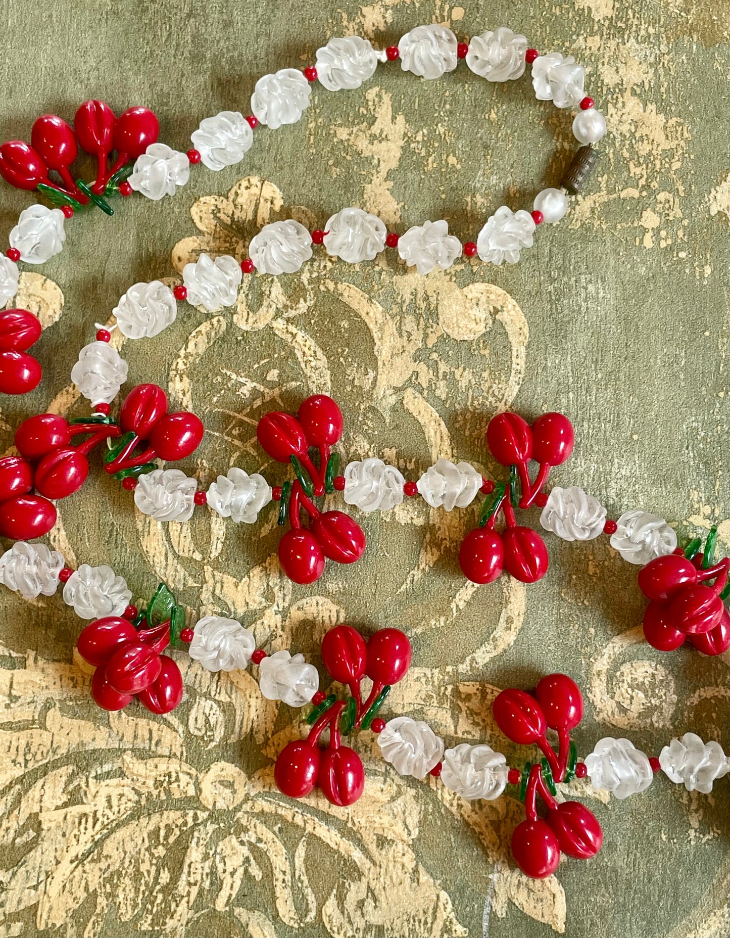 Deliziosa collana con ciliegie in pasta di vetro e resina, anni ‘50/60