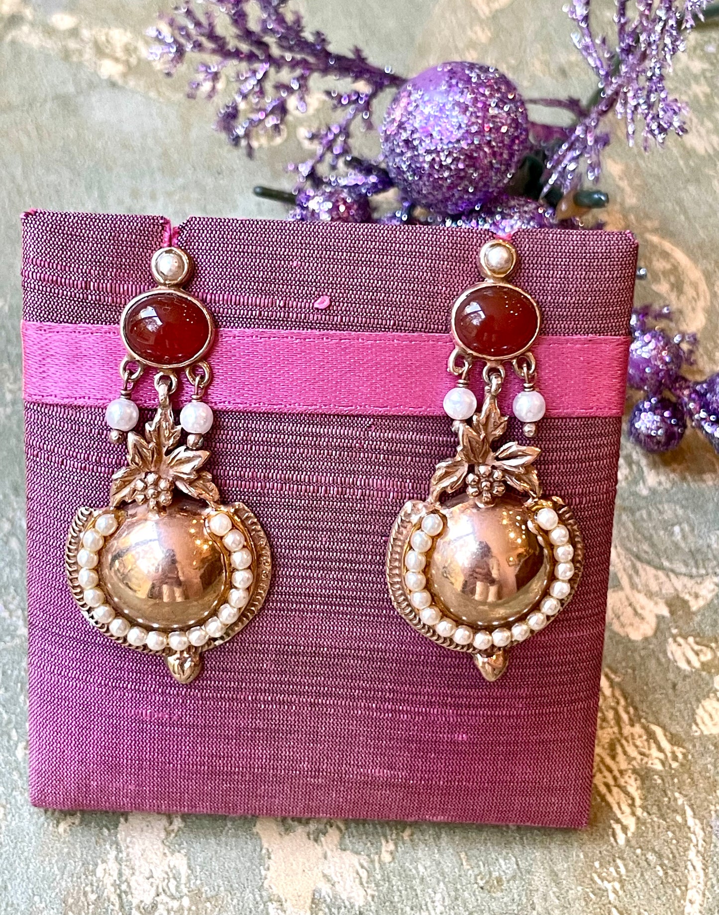 Eleganti orecchini in argento rosa, perle e corniola, anni ‘50