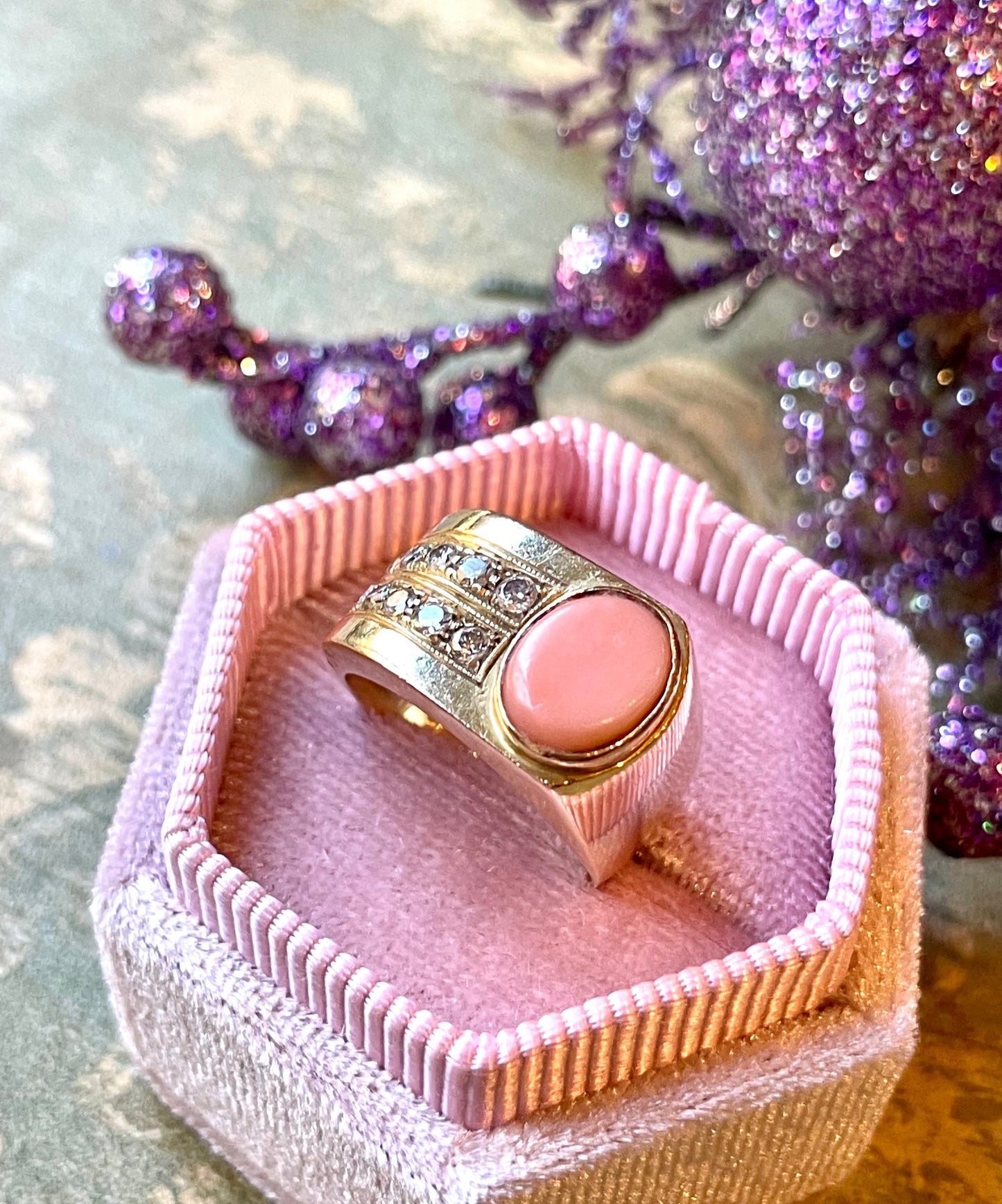 Anello Tank con corallo naturale, anni ‘40