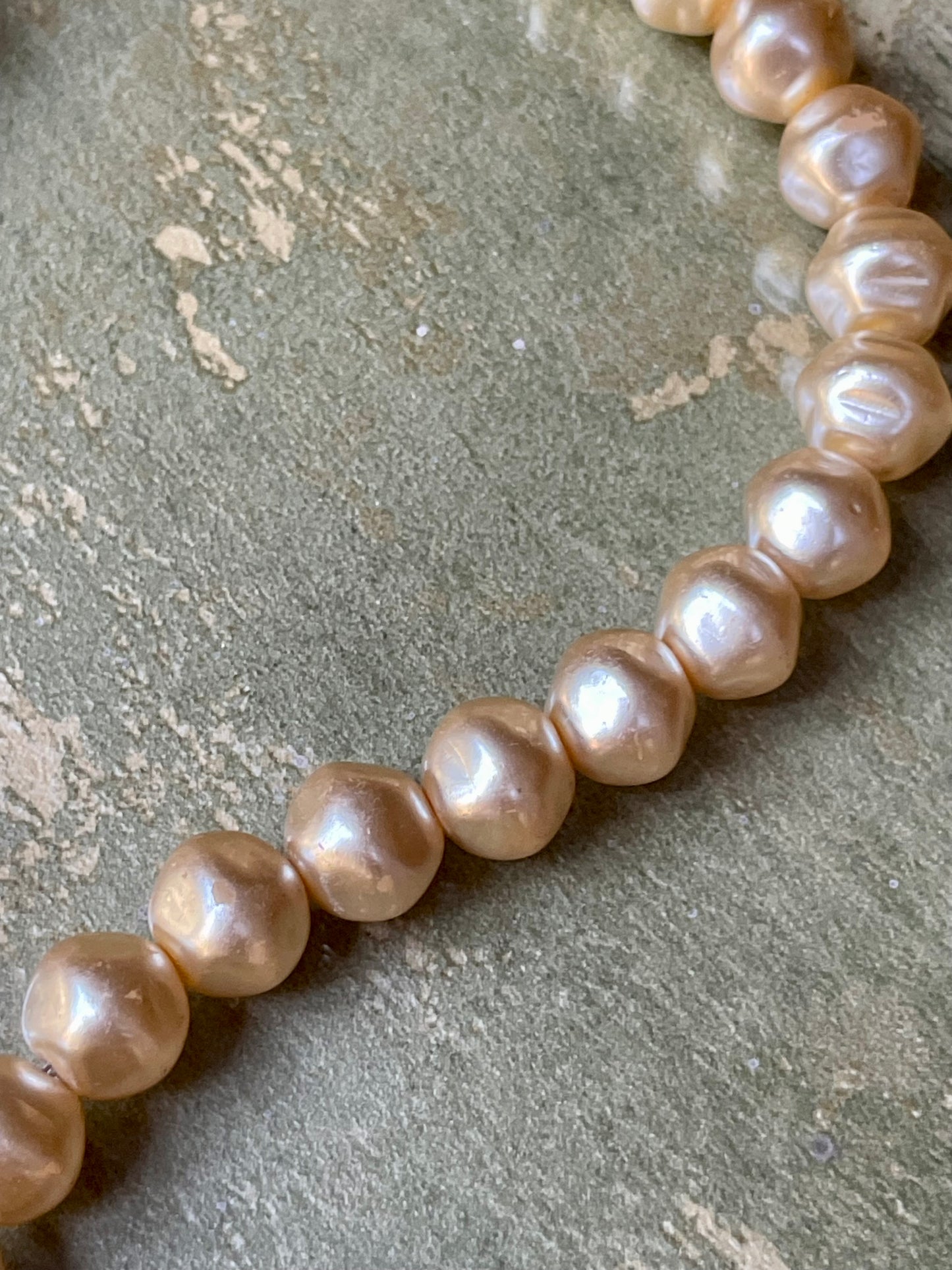 Collana girocollo con perle barocche e pendente in pasta di turchesi, Gavilane Paris anni ‘60