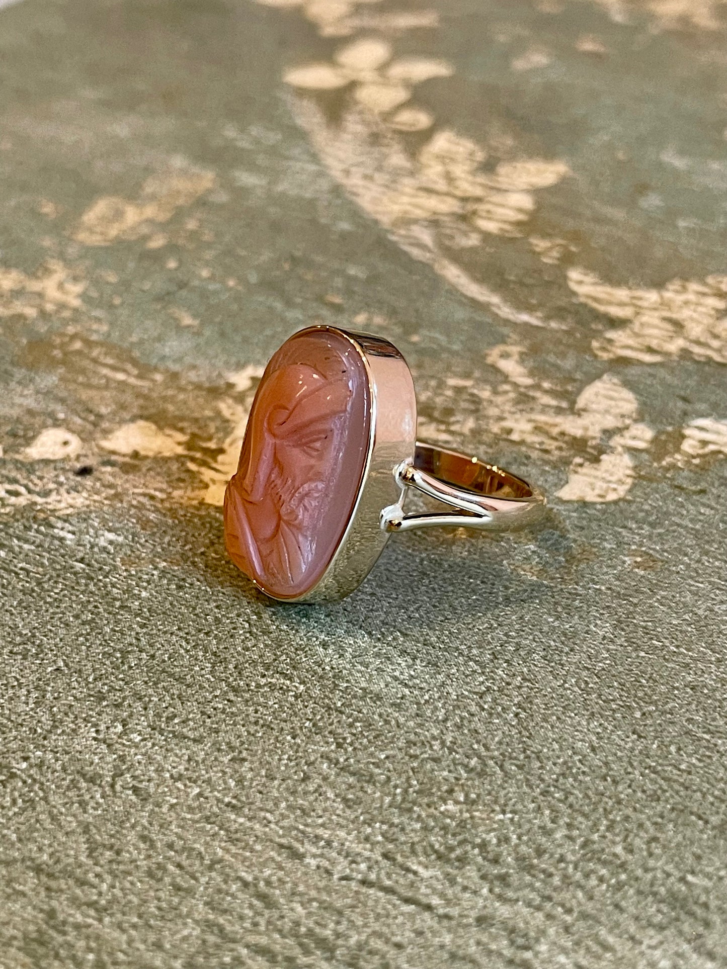 Anello con cammeo inciso in agata, epoca vittoriana