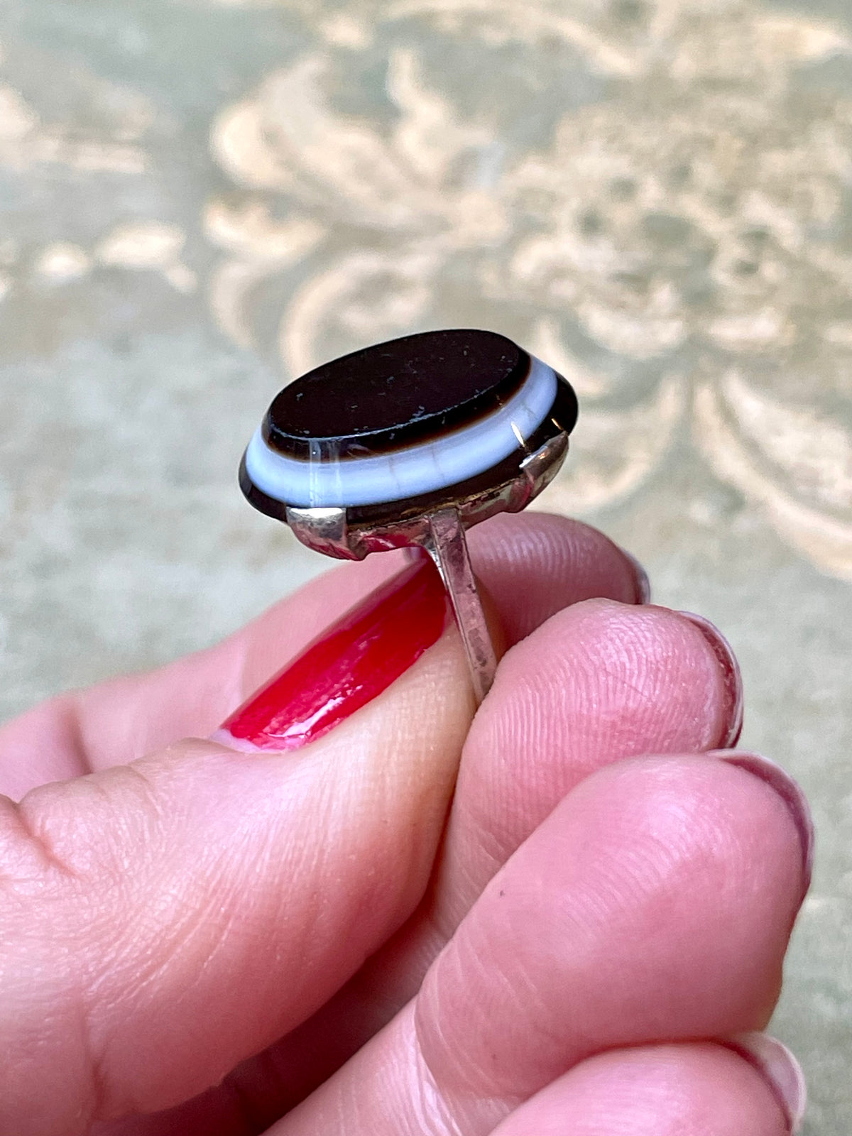 Raffinato anello in agata fasciata e argento, epoca vittoriana