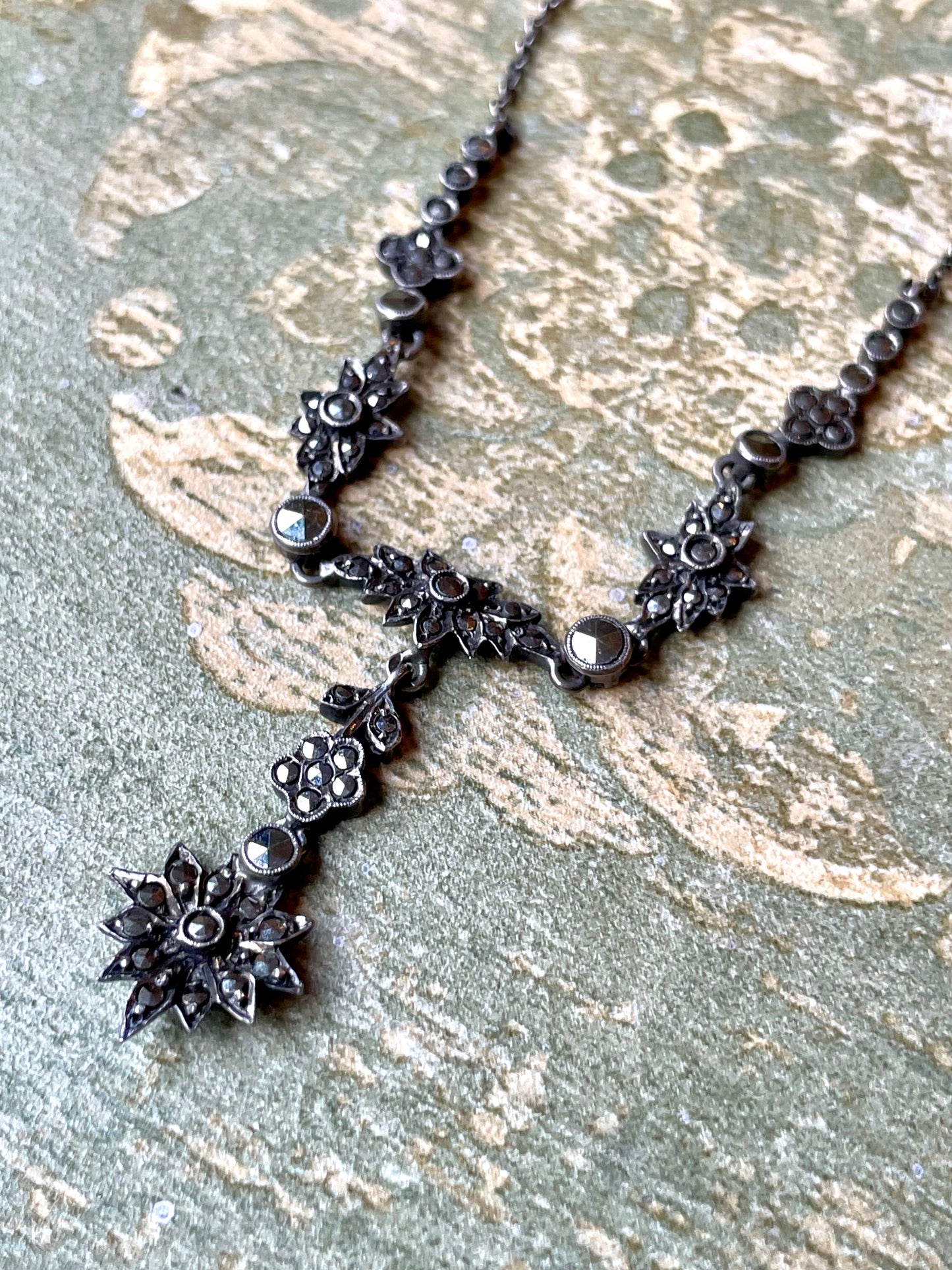 Romantica collana con pendente, in argento e marcassite, anni ‘30/40