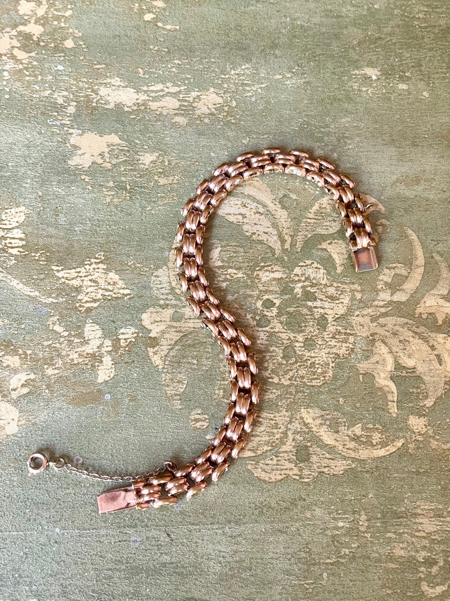 Ricercato bracciale Tank laminato in oro, Francia, anni ‘40