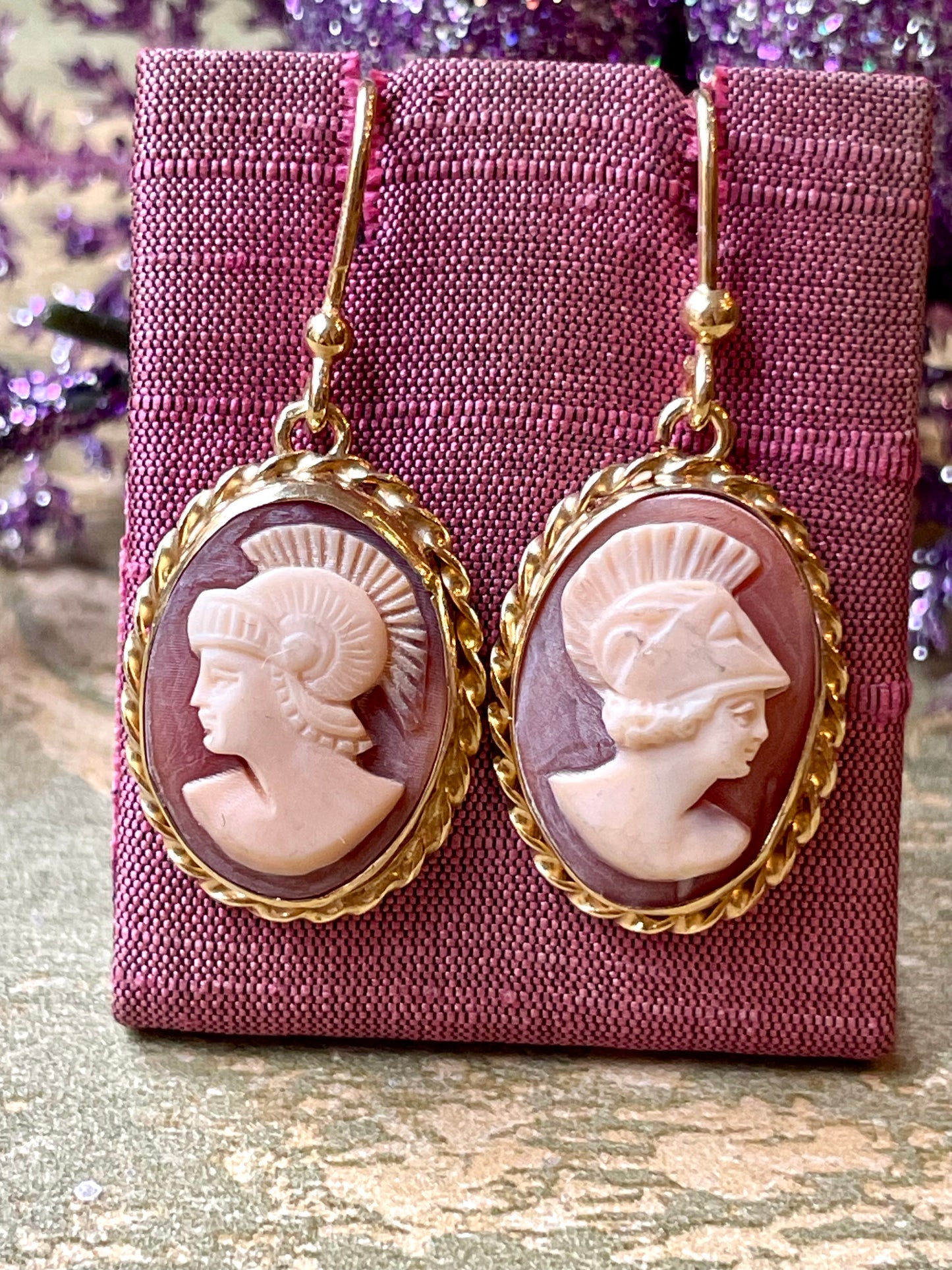 Eleganti orecchini in cammeo e argento dorato, anni ‘40/50