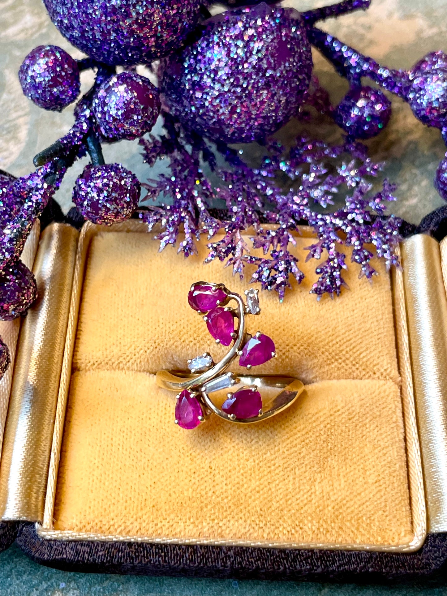 Radioso anello con ramo di fiori con rubini e diamanti, anni ‘50