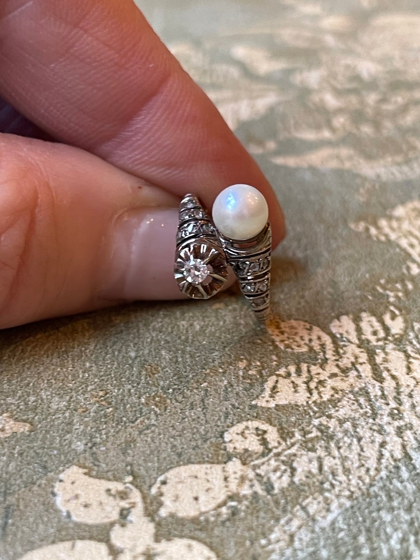 Anello toi et moi in oro bianco, diamante taglio antico e perla, edoardiano