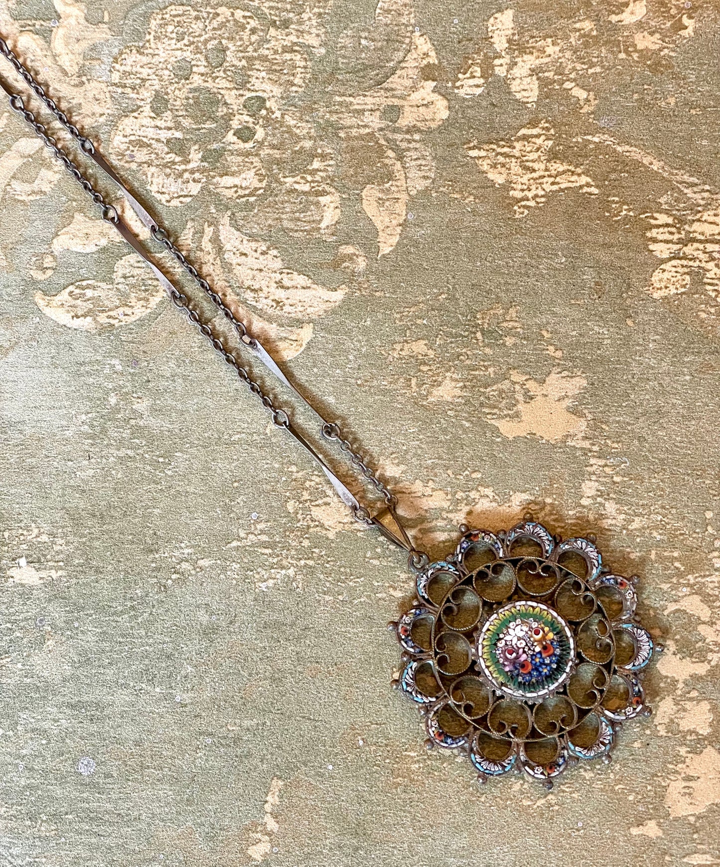 Raffinato pendente con micromosaico veneziano a tema floreale, 1910/20
