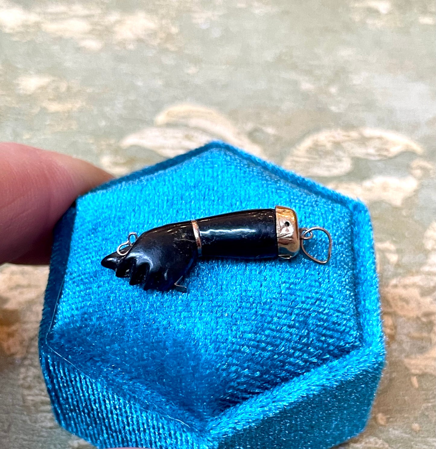 Pendente sentimentale vittoriano con mano portafortuna