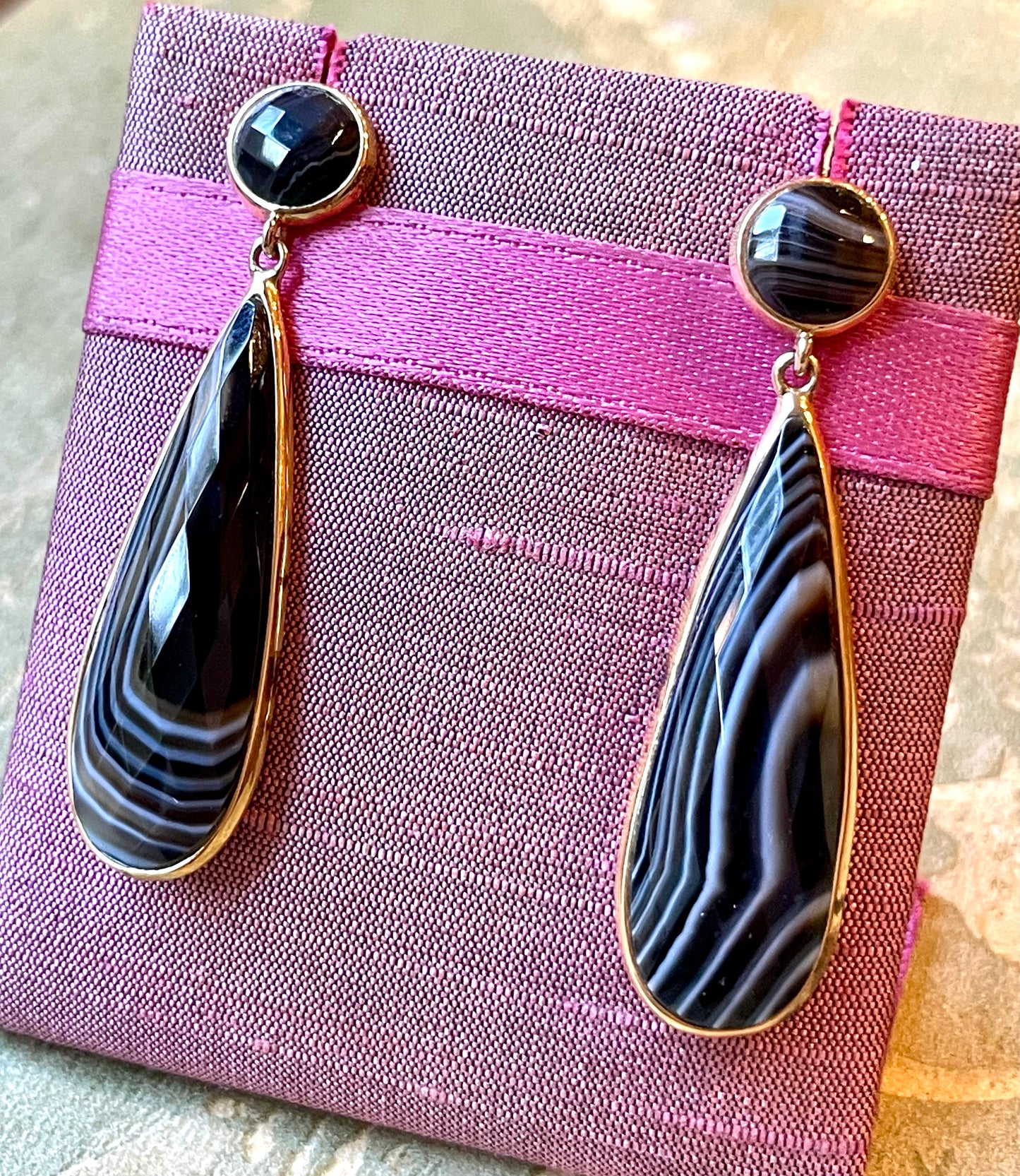 Incantevoli orecchini a goccia in agata fasciata, epoca vittoriana