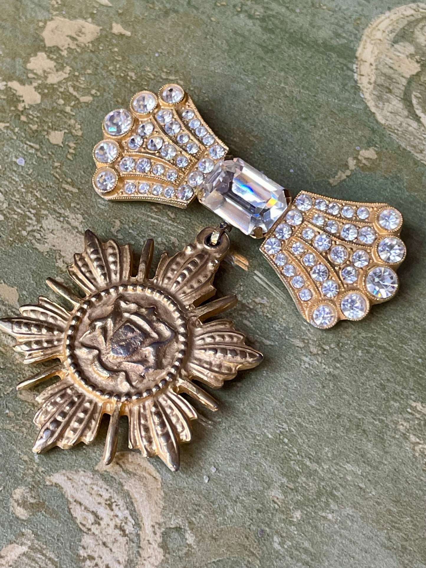 Spilla Onoreficenza con fiocco in strass, anni ‘80