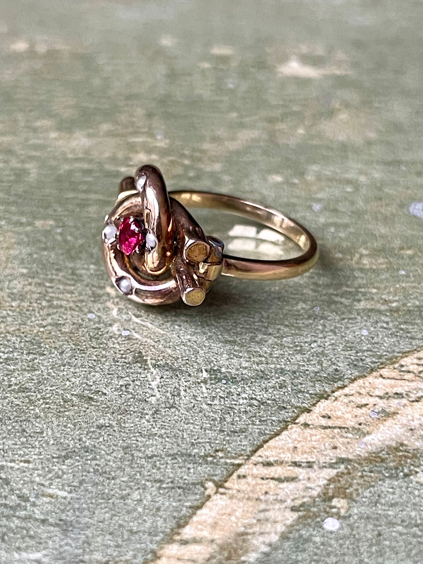 Stupendo Anello vittoriano con rubino