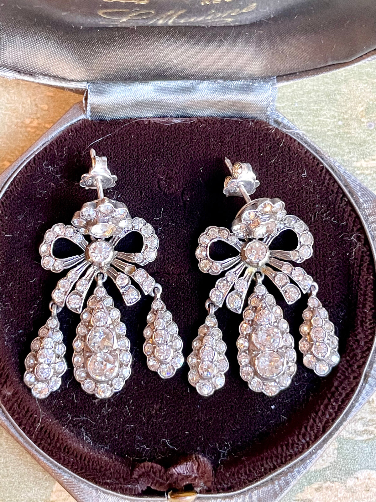 Stupendi orecchini Girandoles in argento e paste di diamanti, fine Settecento, inizio Ottocento