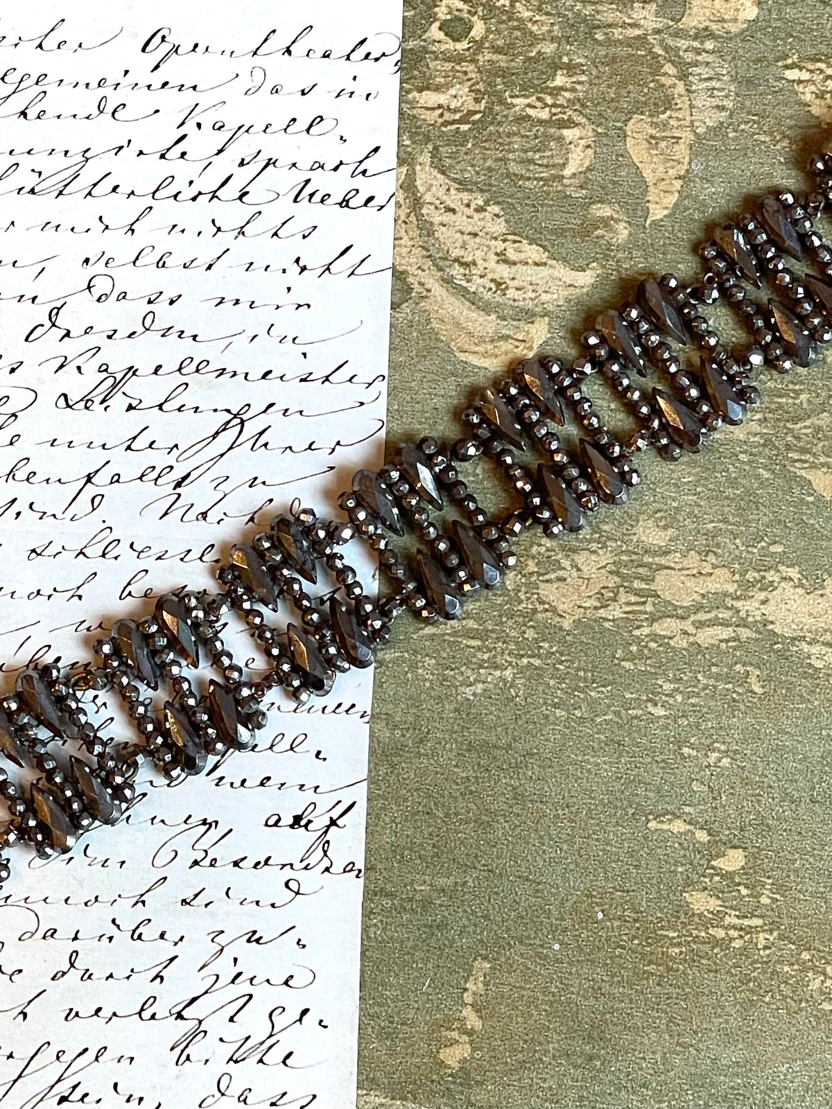 Elegante bracciale in cut steel, prima metà del XIX secolo