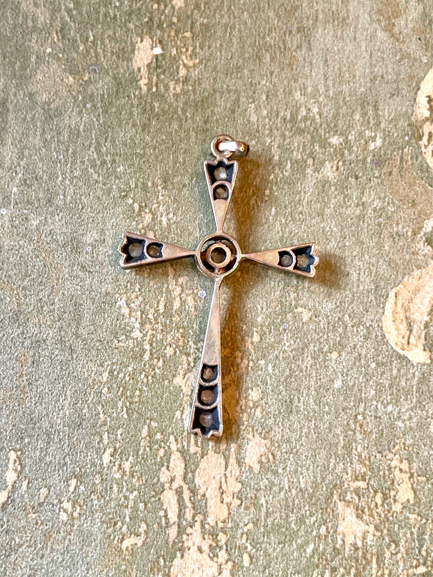 Croce  pendente in argento, oro giallo e rosette di diamanti, fine XIX secolo