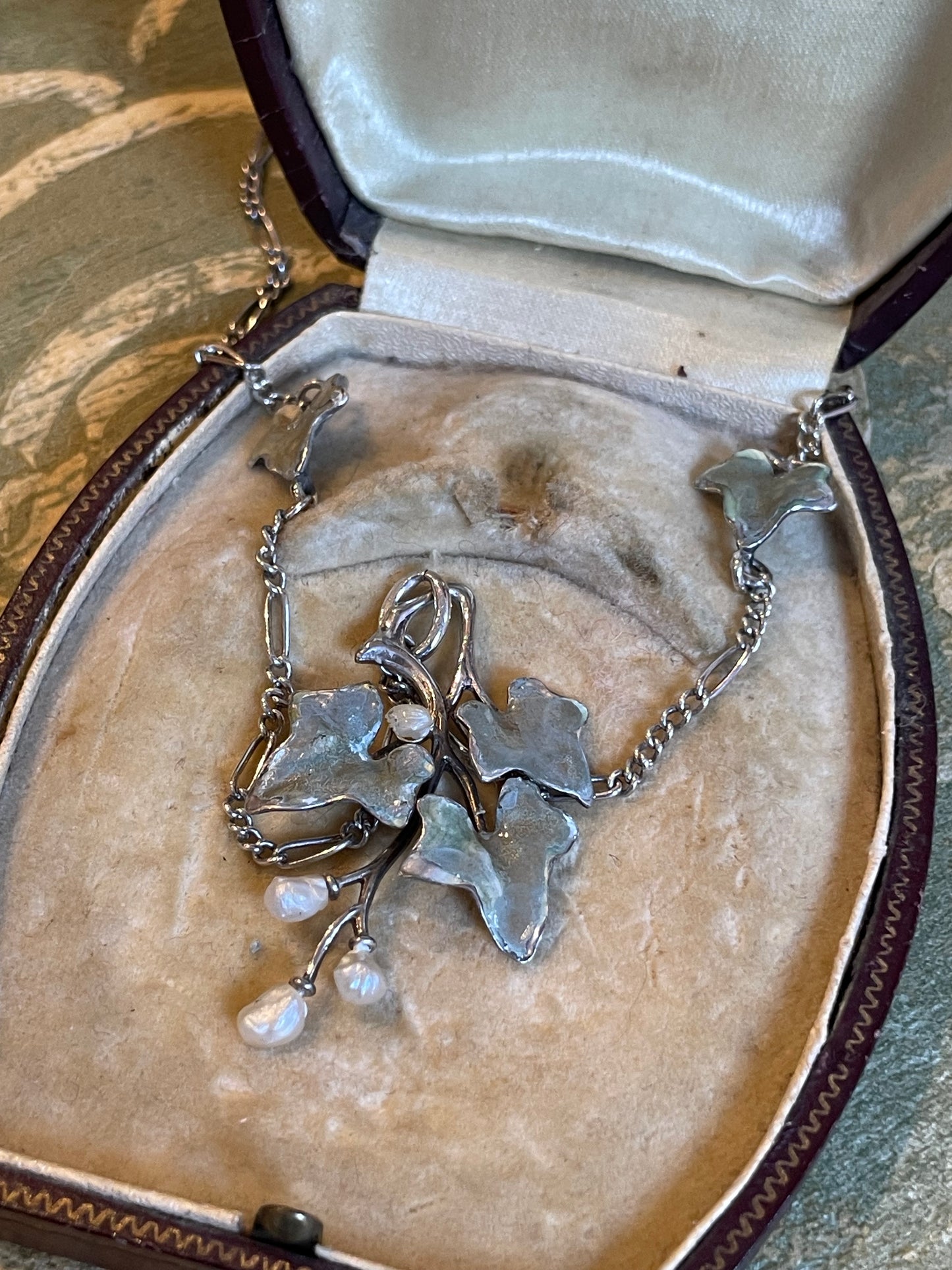 Romantica collana in argento e foglie d’edera in smalto e perle, Art Nouveau