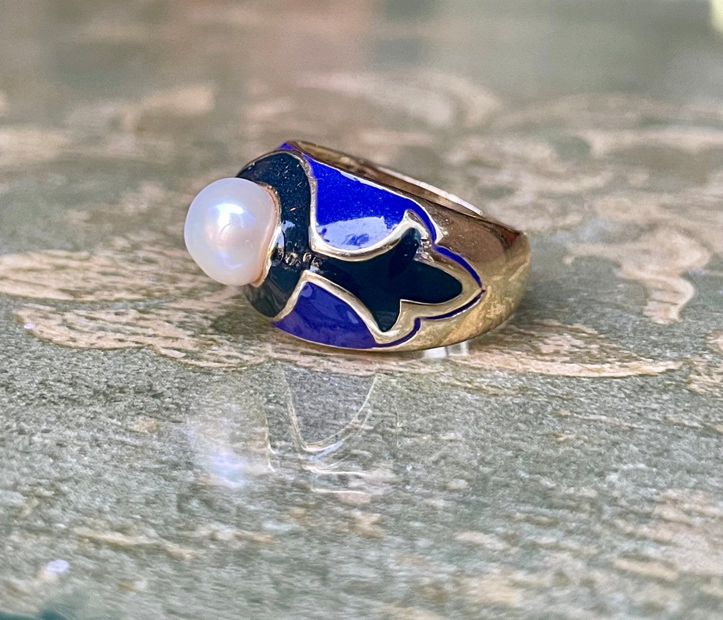 Anello in smalto e perla bianca, anni ‘80