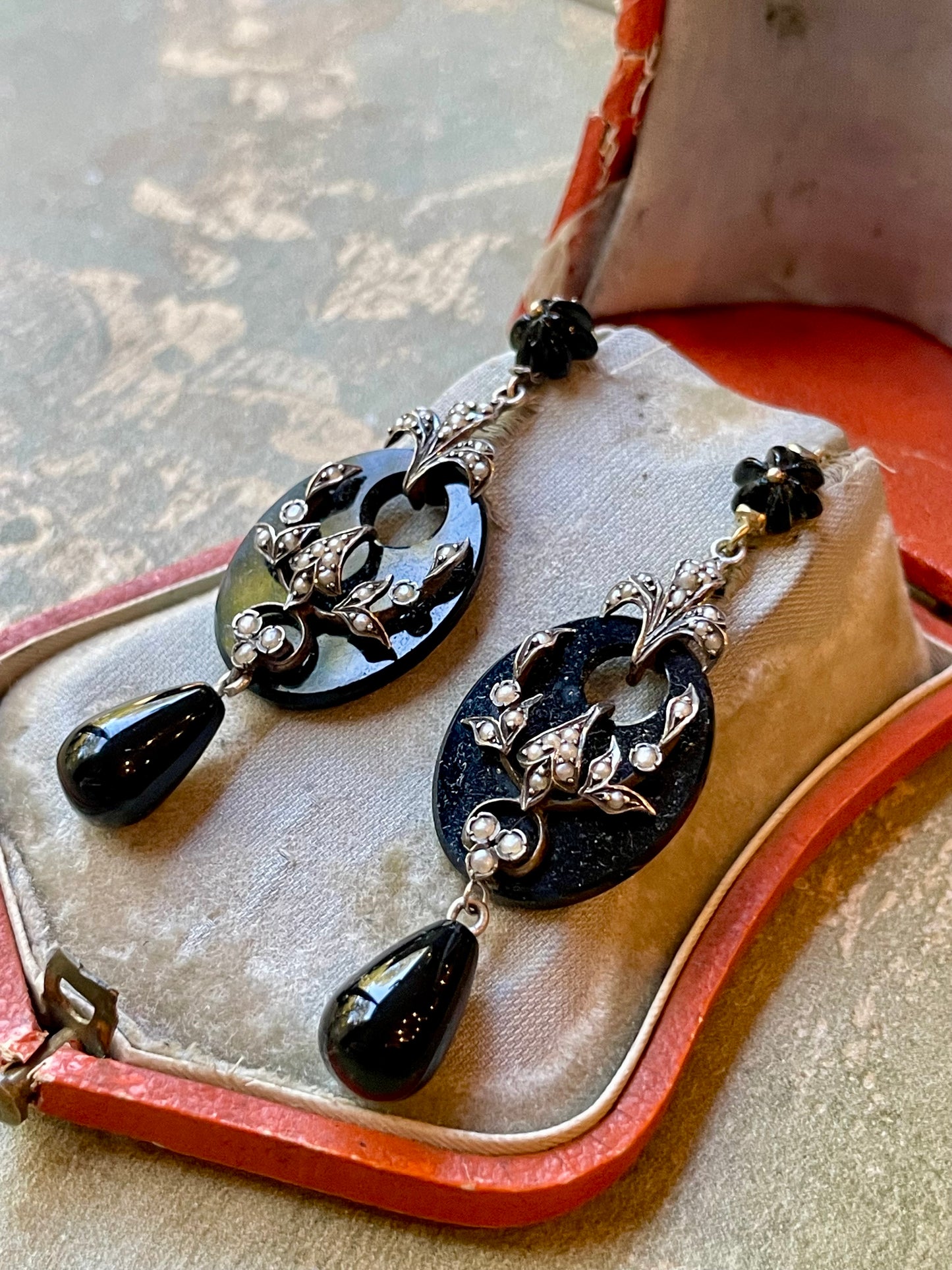 Romantici orecchini vittoriani in onice