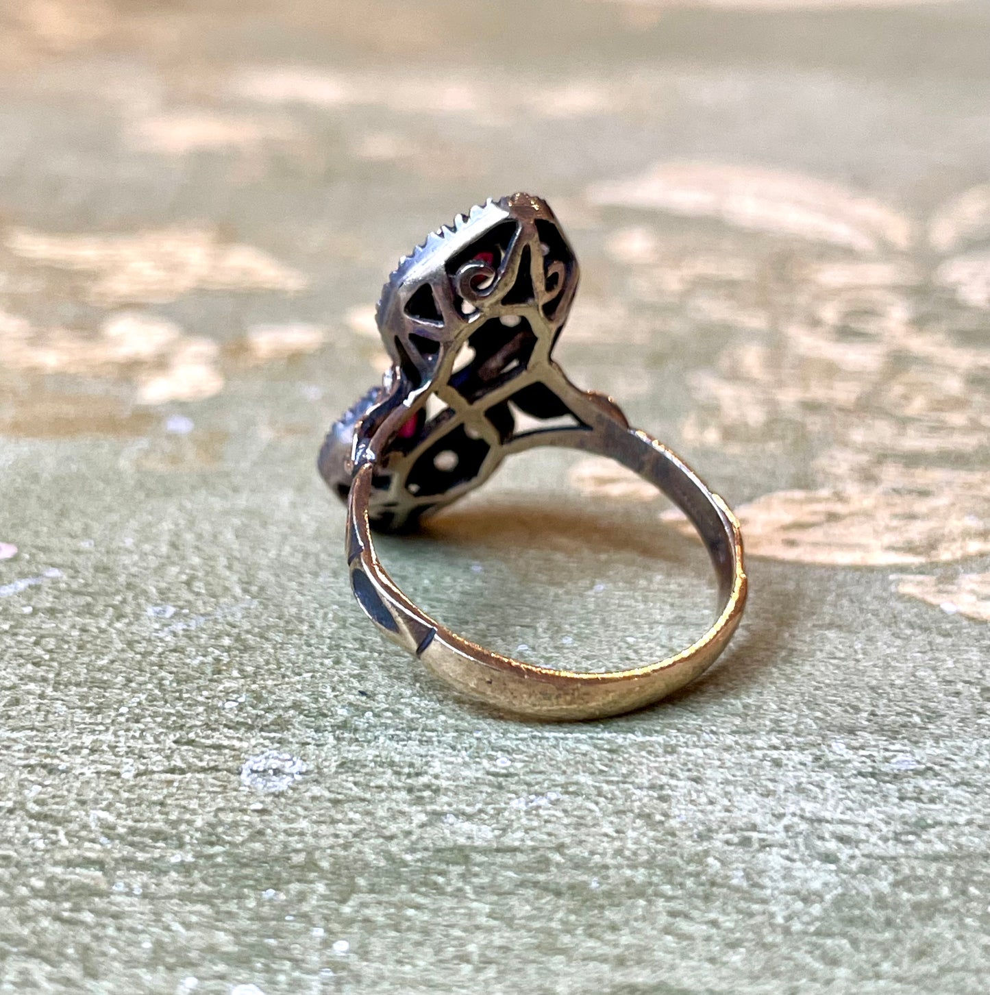 Incantevole anello vittoriano con rosette di diamanti e rubini