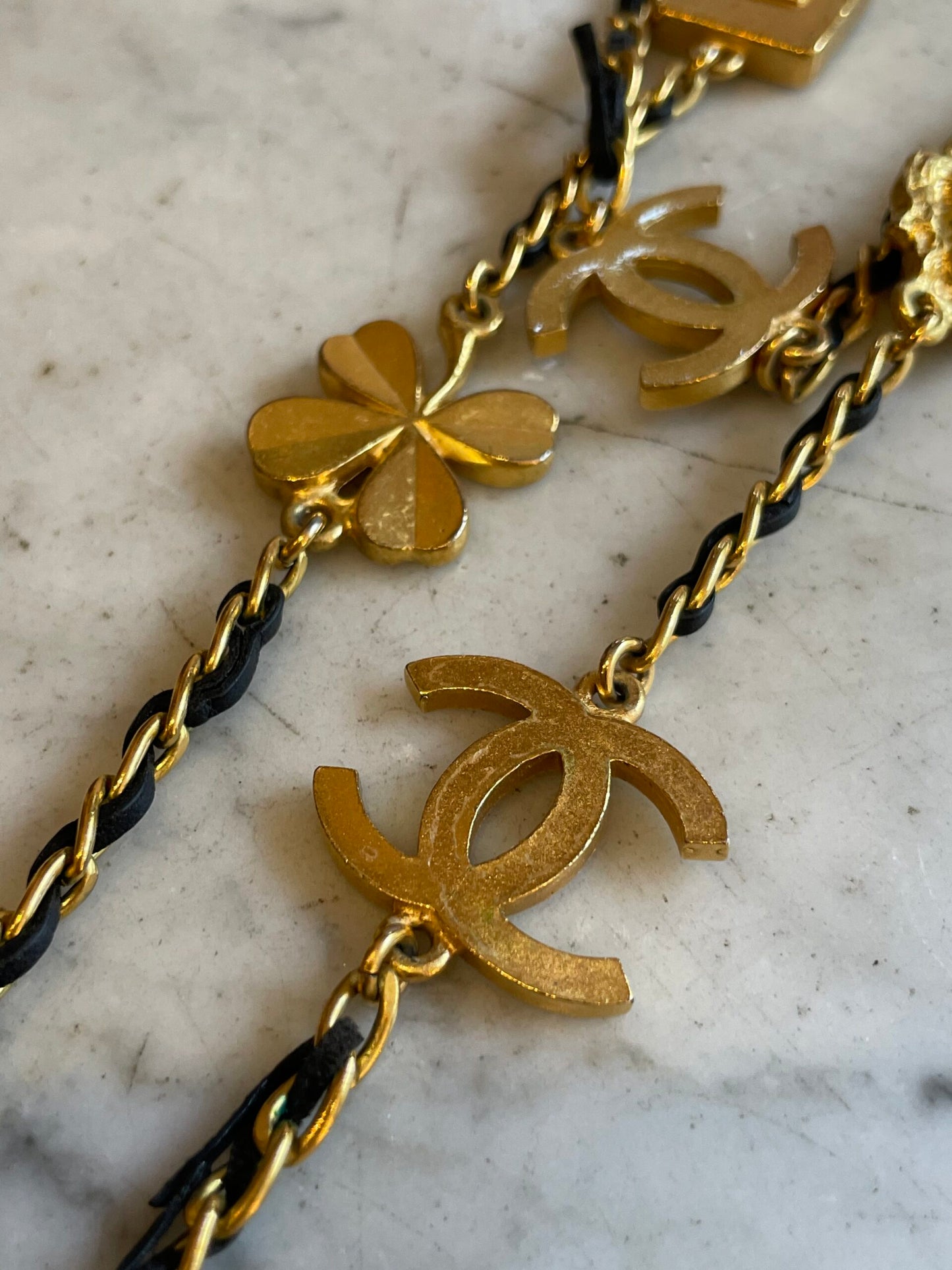 Long necklace with golden chain and leather, signed Chanel 1996