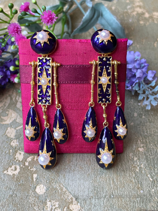 Meravigliosi orecchini in smalto blu di Francia e perle, prima metà del Novecento