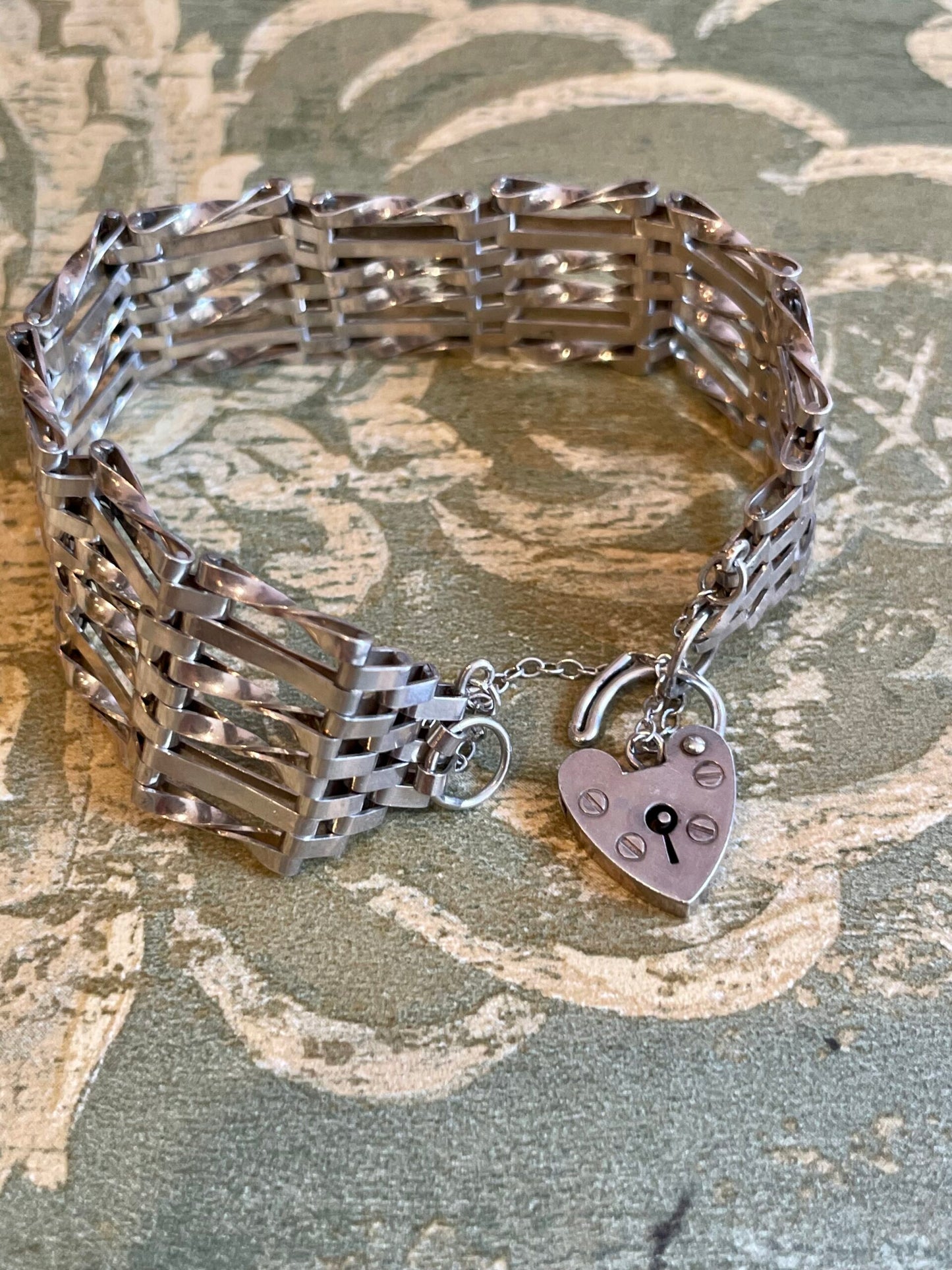 Gate bracelet with heart-shaped locket in silver