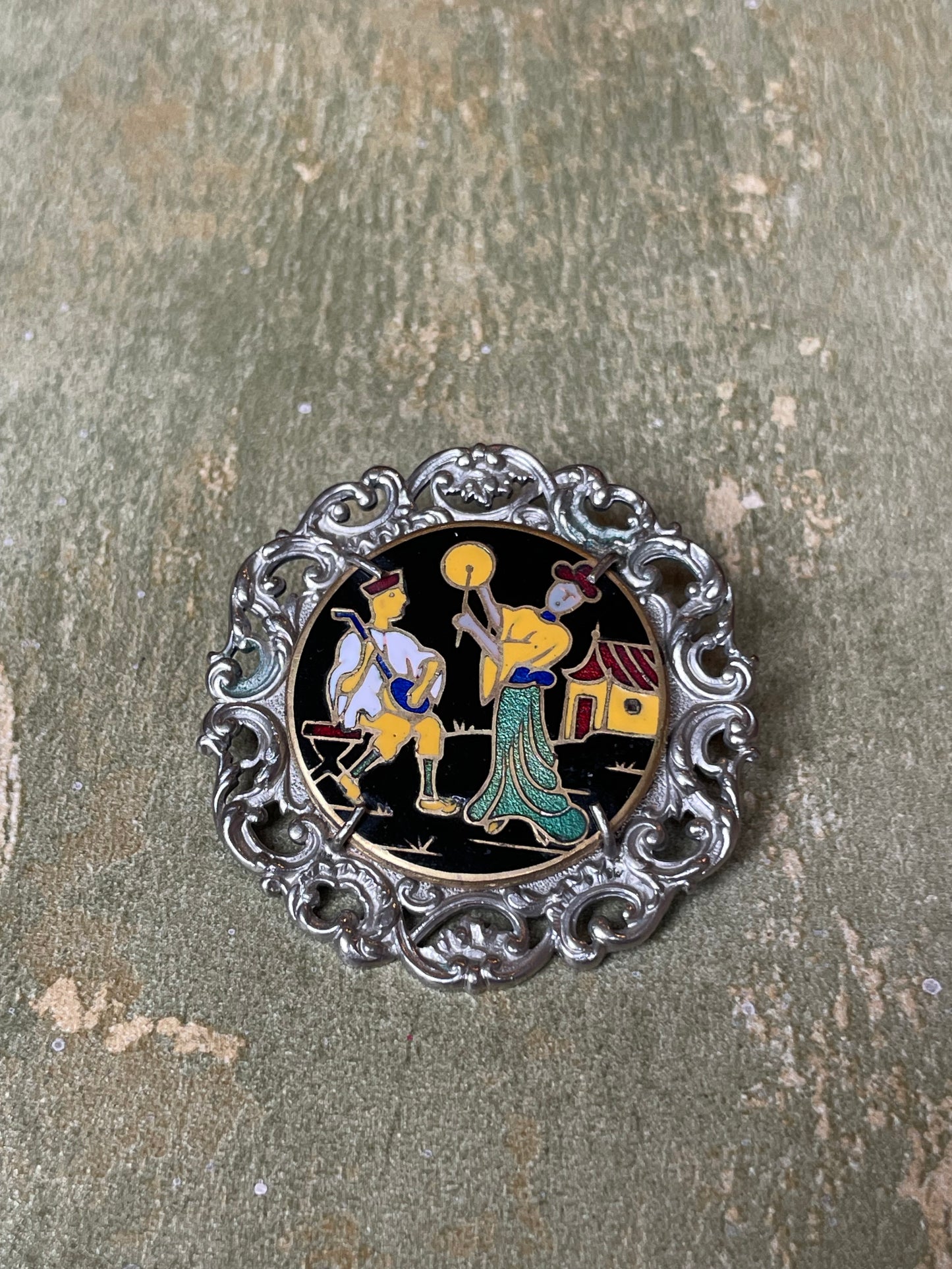 Incantevole spilla con chinoiserie in smalto, anni ‘40/50