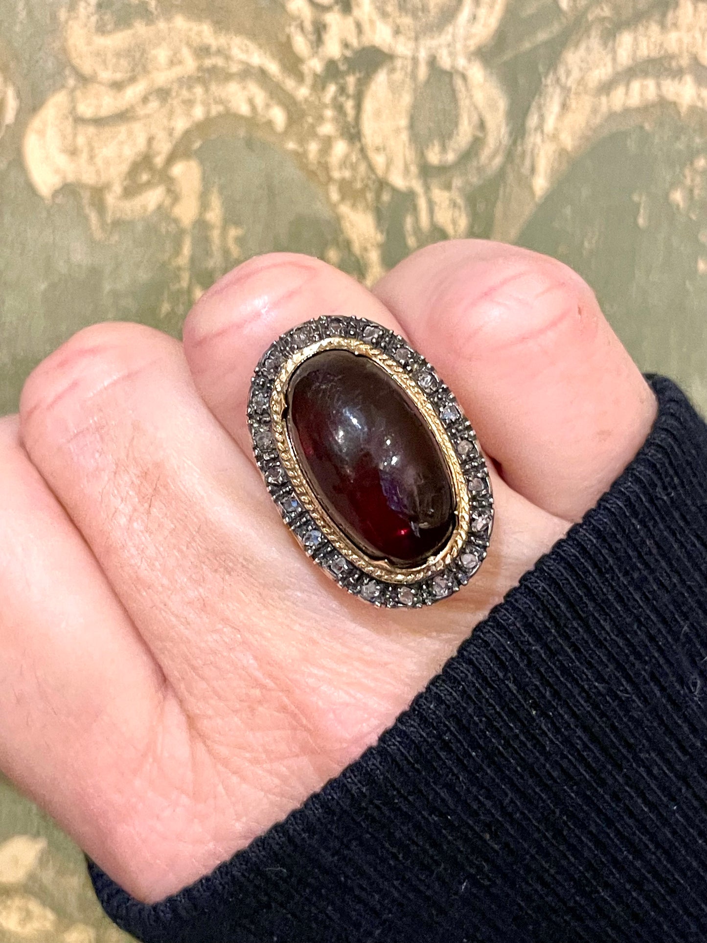 Incantevole anello halo con Ambra cabochon e rosette di diamanti, 1940/50