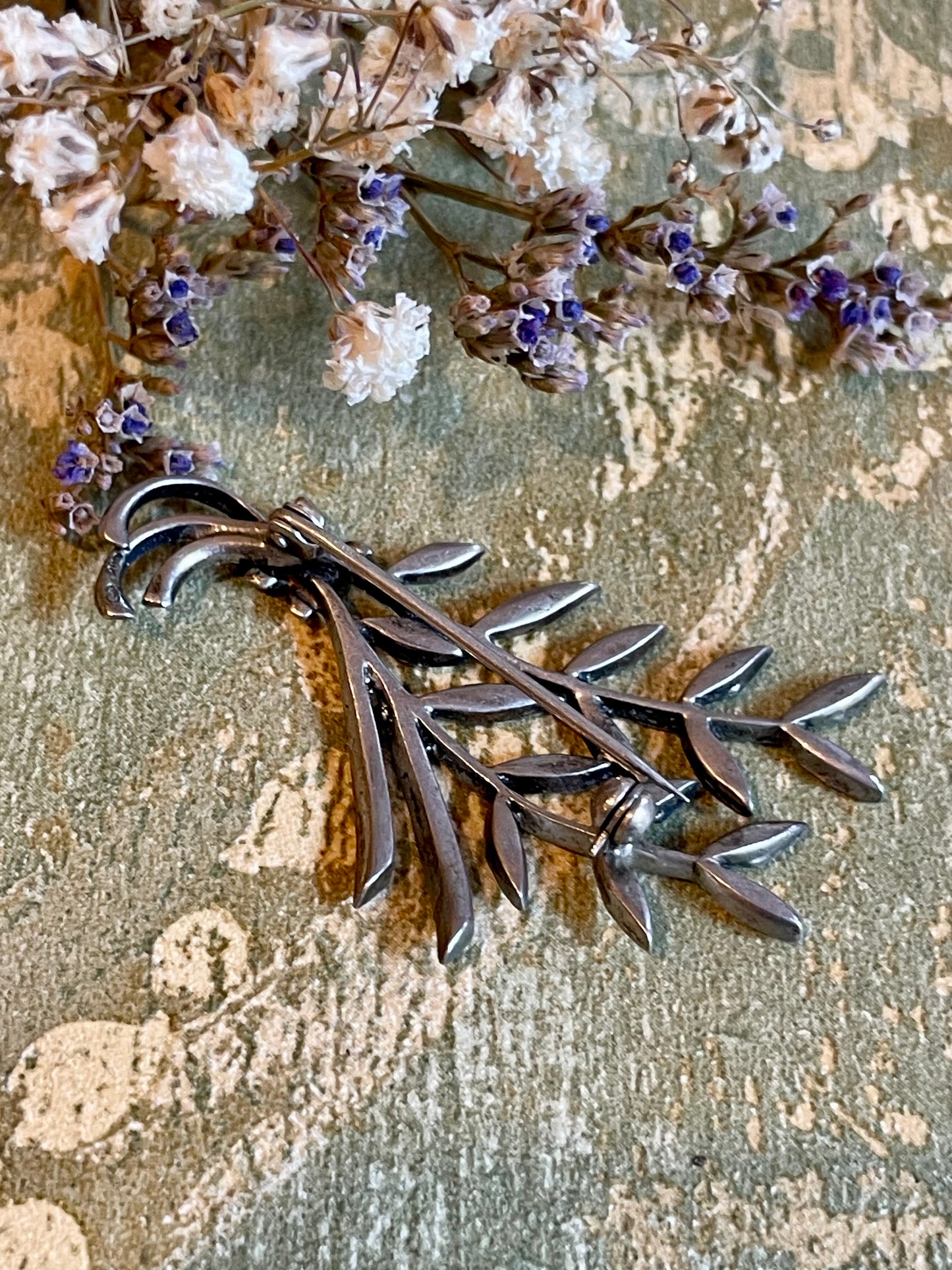 Elegante spilla in argento e marcassite, anni ‘40