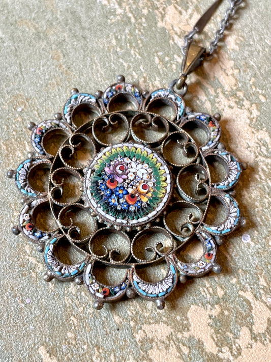 Raffinato pendente con micromosaico veneziano a tema floreale, 1910/20