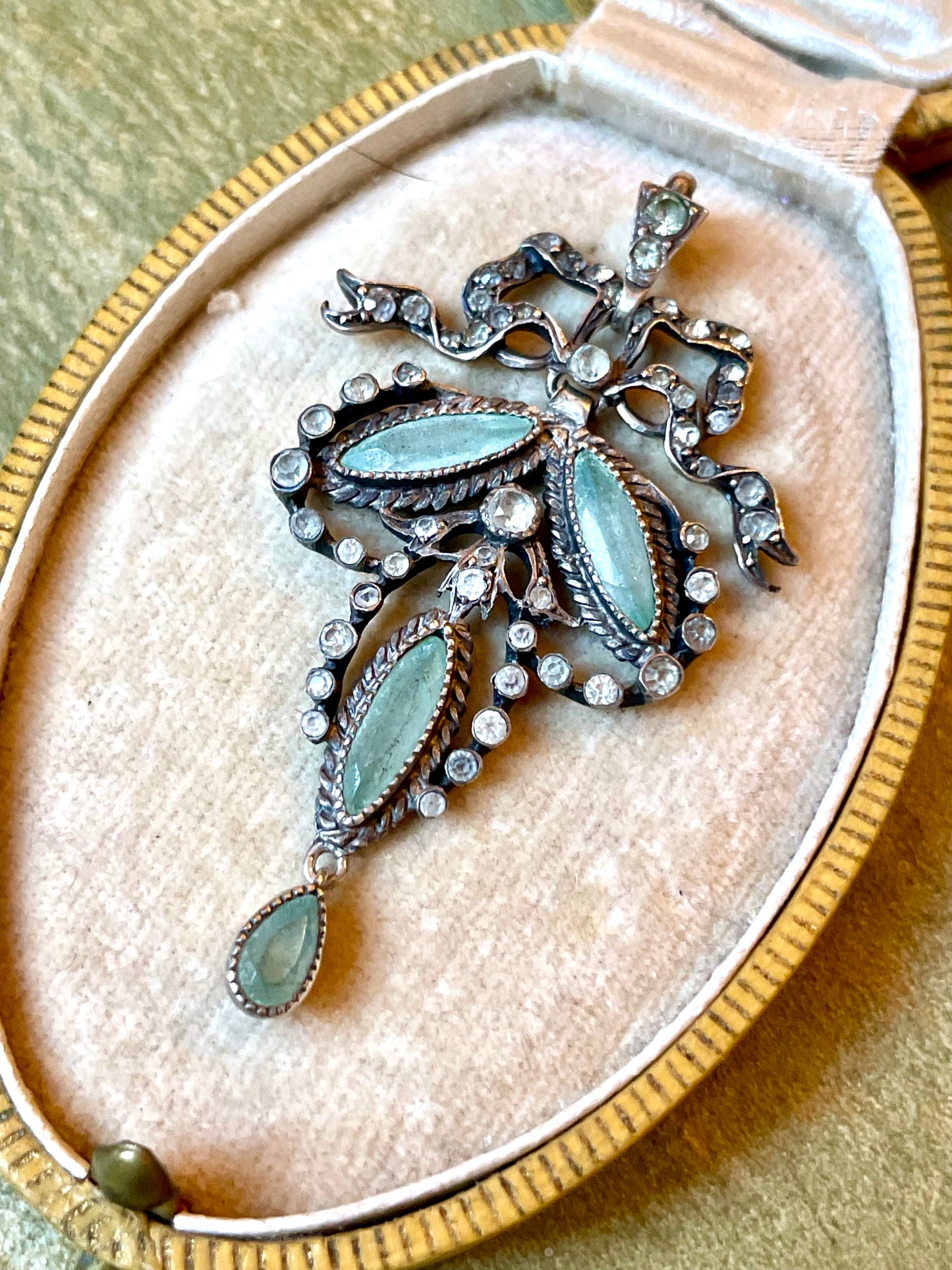 Romantico pendente in argento e paste di vetro in stile Luigi XVI, Francia, epoca Napoleone III
