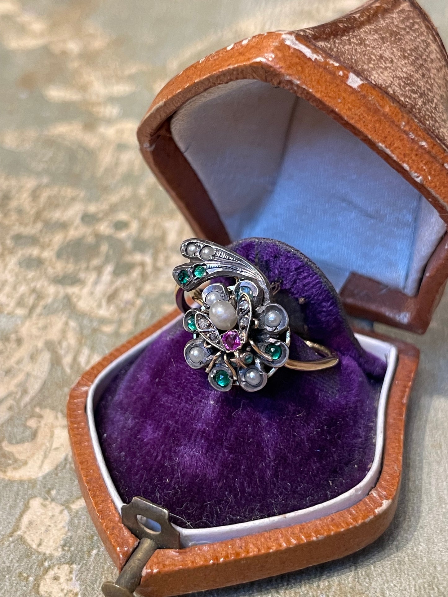 Affascinante anello con piccola mosca su un fiore, epoca georgiana