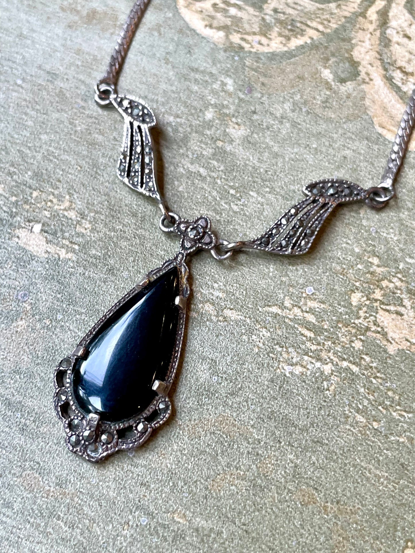 Collana Lavalier con pendente a goccia in argento e onice, anni ‘40/50