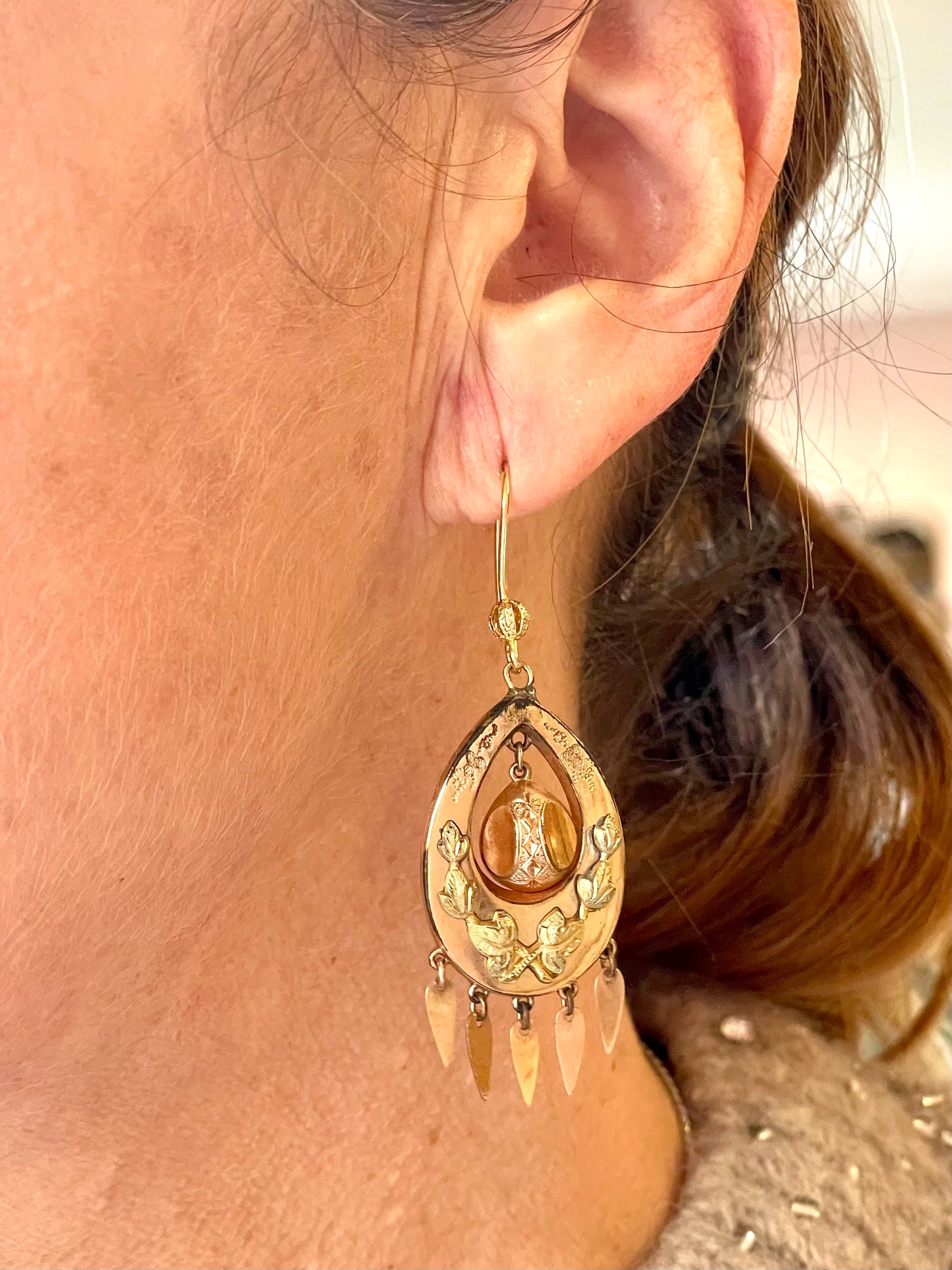 Raffinati orecchini borbonici in due colori d’oro, Italia , 1860/70