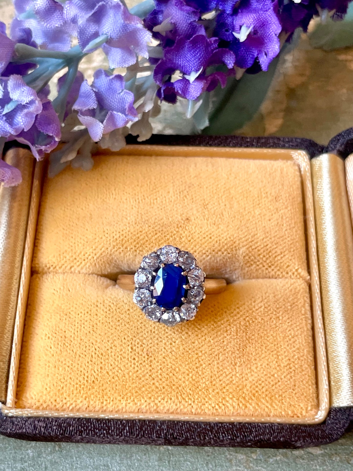 Stupendo anello a margherita con zaffiro naturale e diamanti, epoca vittoriana