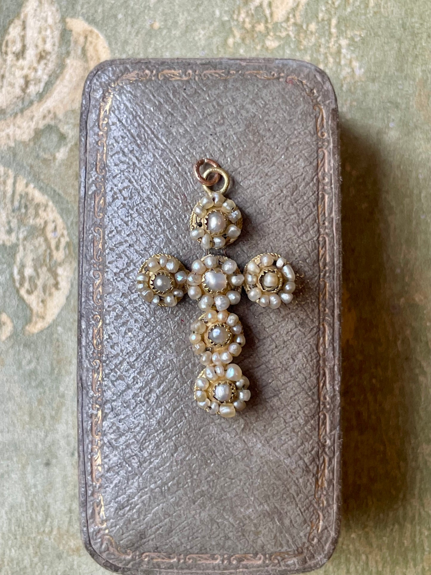 Pendente a forma di croce con microperle, epoca georgiana