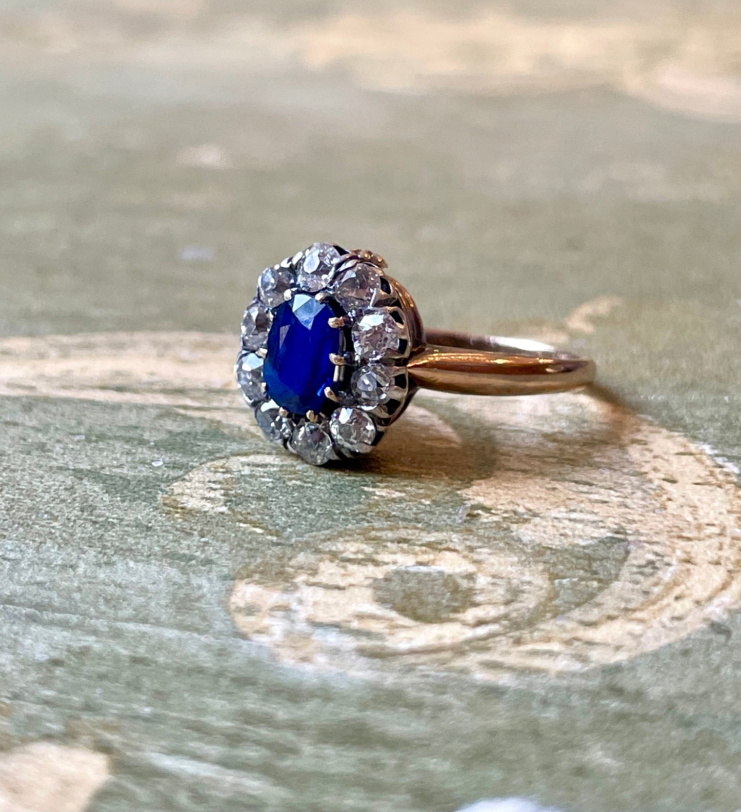 Stupendo anello a margherita con zaffiro naturale e diamanti, epoca vittoriana