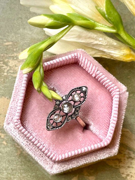 Indimenticabile anello Art Nouveau con diamanti