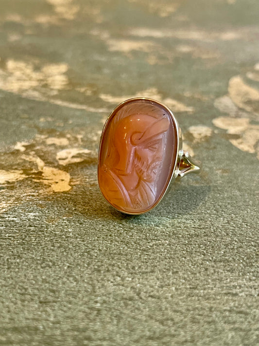 Anello con cammeo inciso in agata, epoca vittoriana